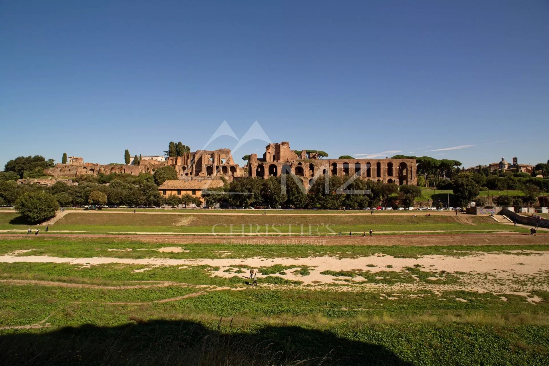 Italien - Rom - außergewöhnliche Villa mit Blick auf den Hügel