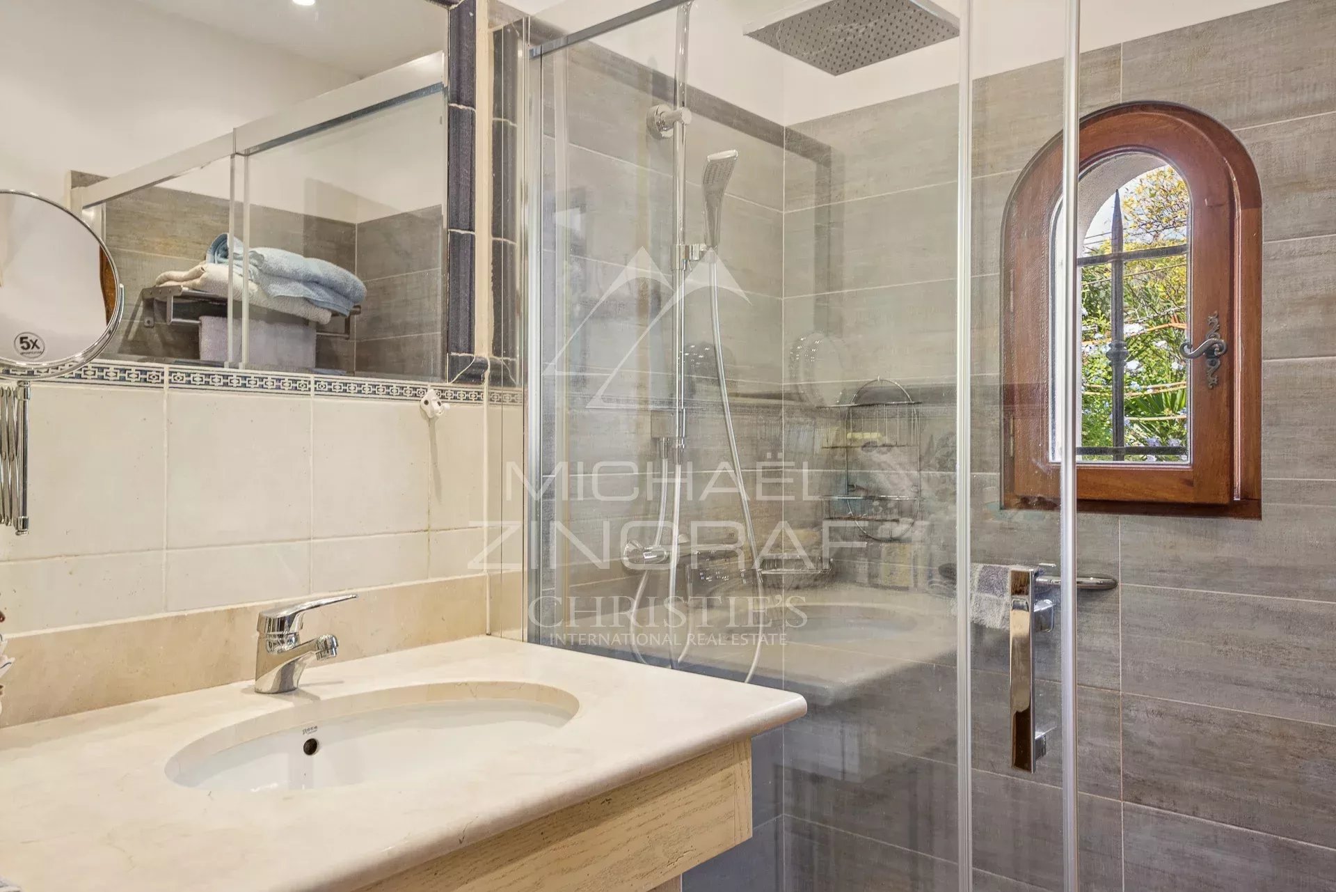 NICE GAIRAUT – PROPRIETE AVEC PISCINE BENEFICIANT D’UNE VUE MER PANORAMIQUE