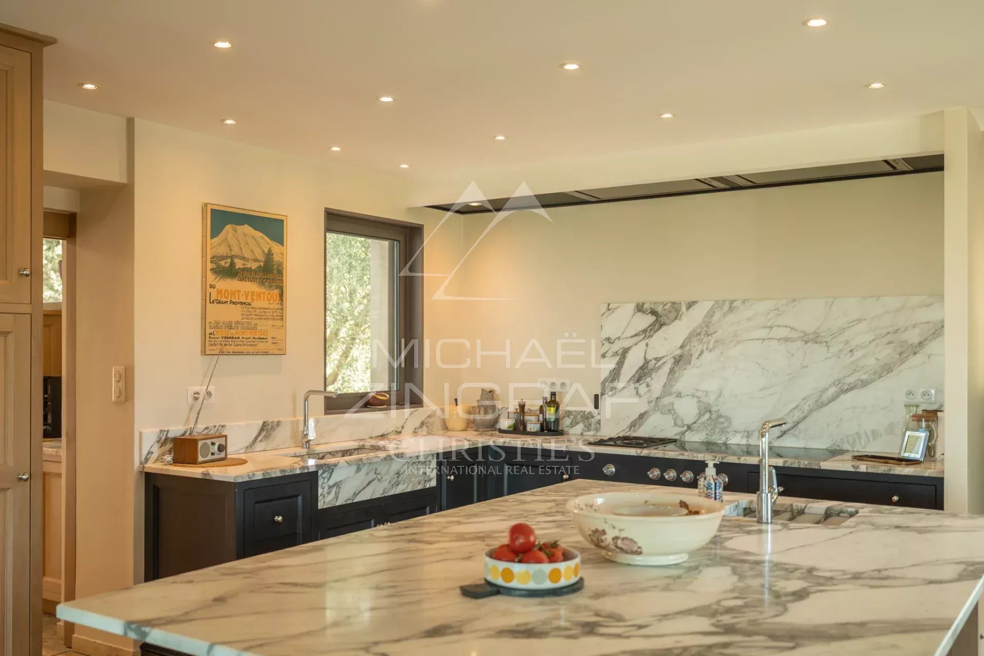 Vue panoramique, élégance provençale et confort contemporain avec piscine