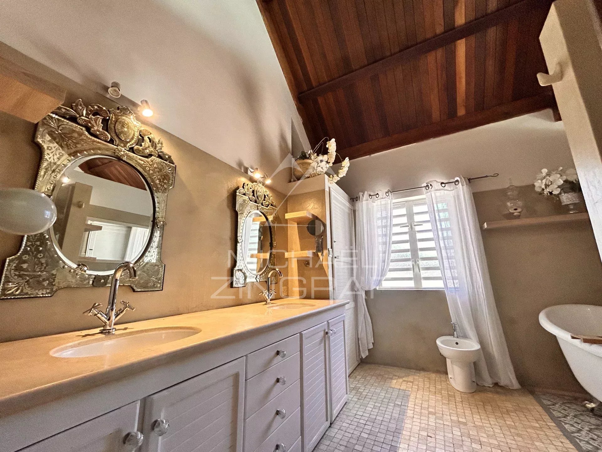 Colonial-Style Villa in Pointe aux Canonniers