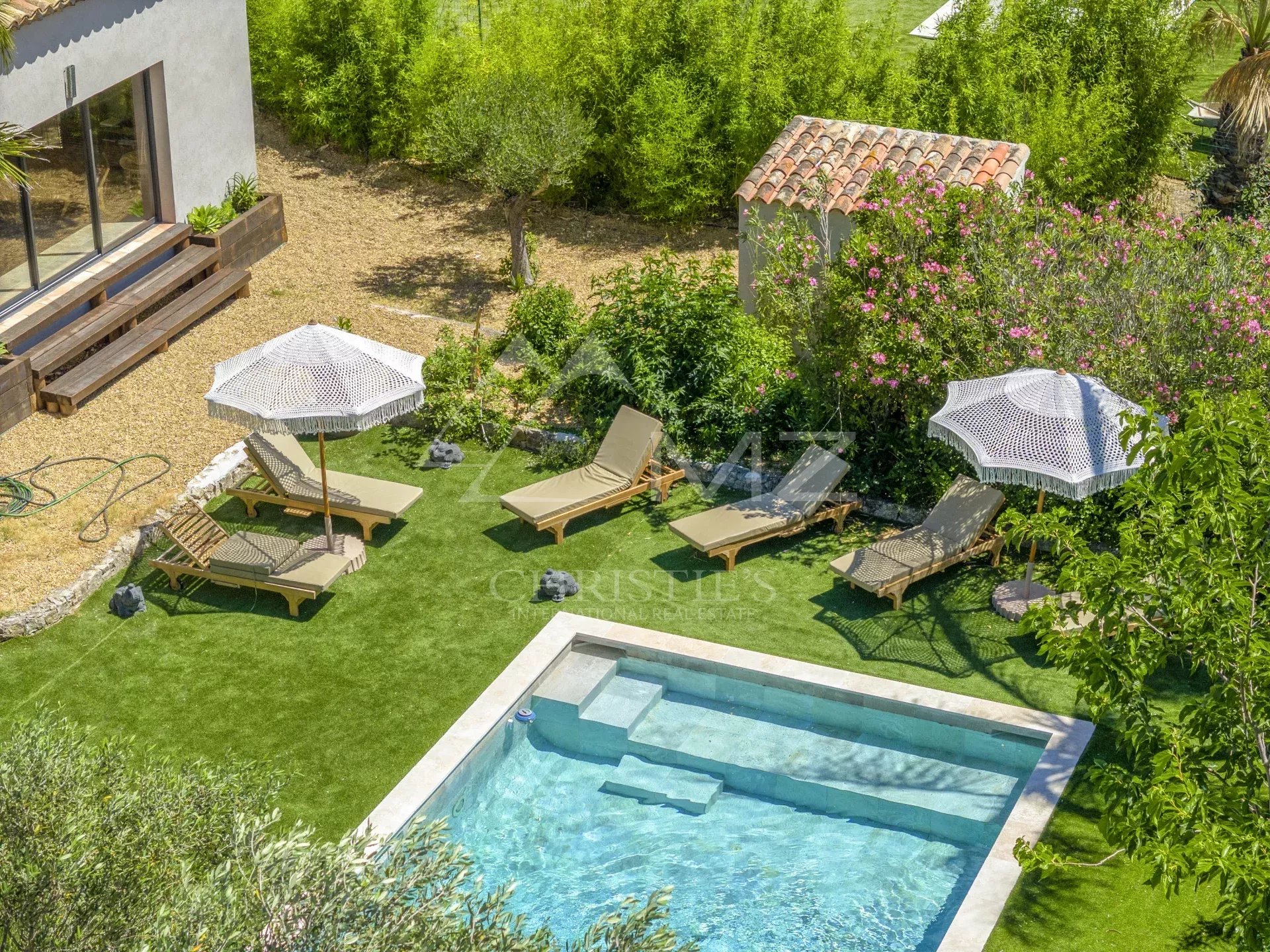 VILLA DE CARACTERE - VUE SUR LE CHATEAU DE GRIMAUD
