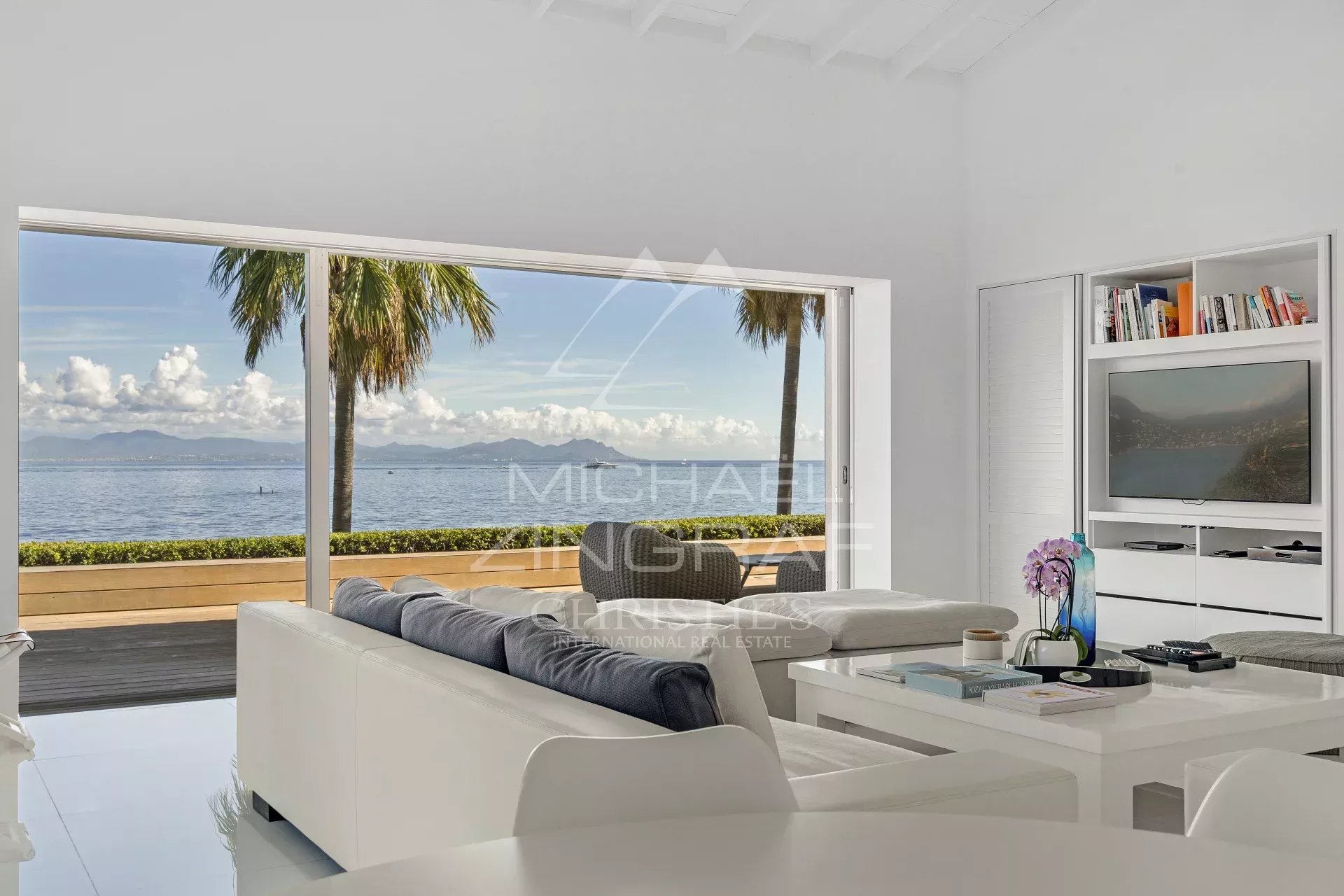 Villa d'Exception à Saint-Tropez - Front de Mer avec Vue Panoramique