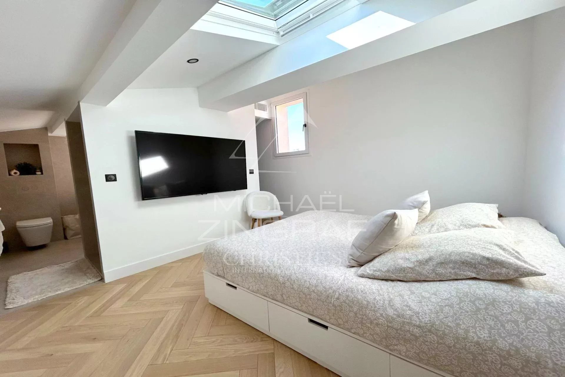 Antibes Vieille Ville – Duplex d’Exception en Dernier Étage