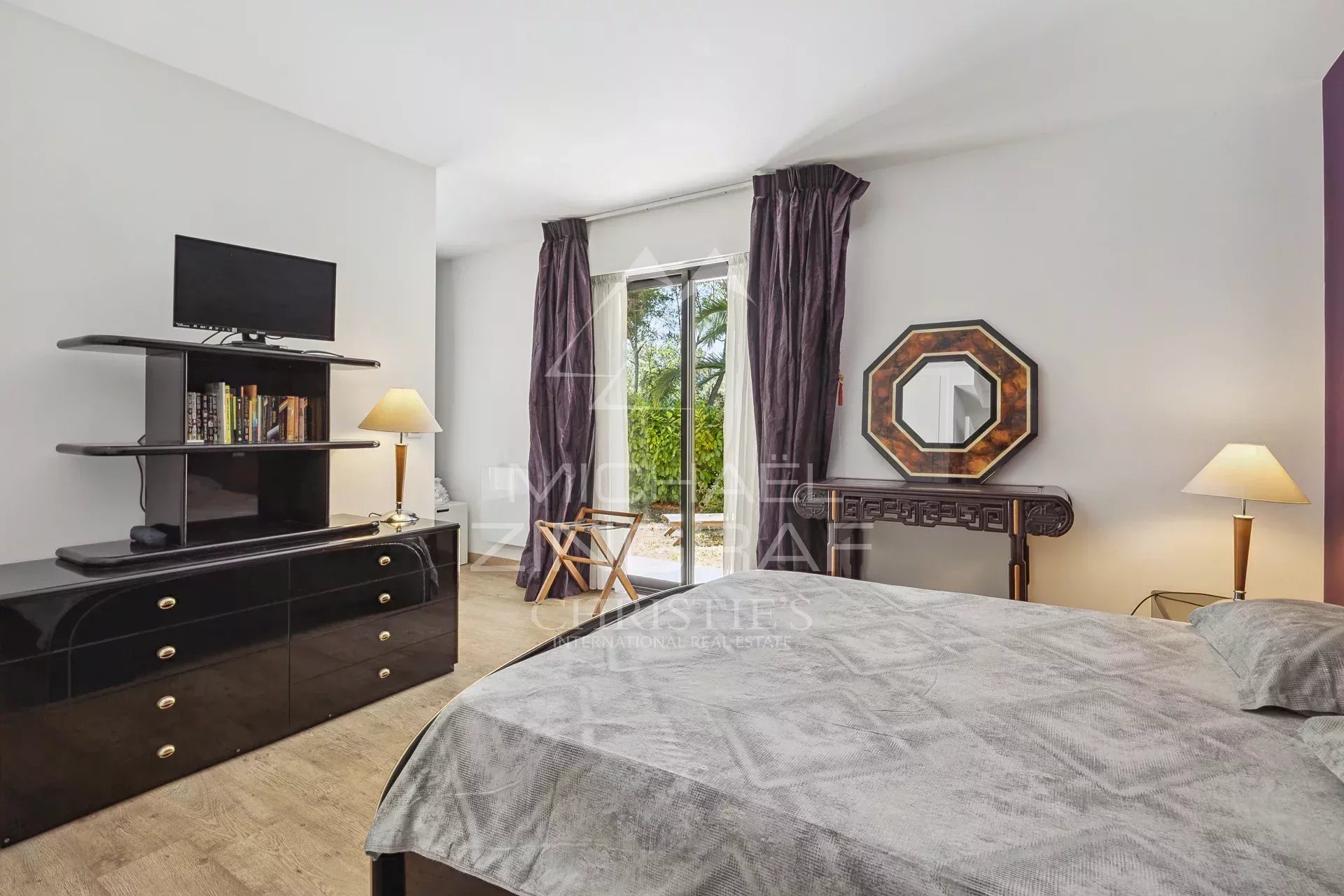 WOHNUNG IN EINER SICHEREN WOHNANLAGE