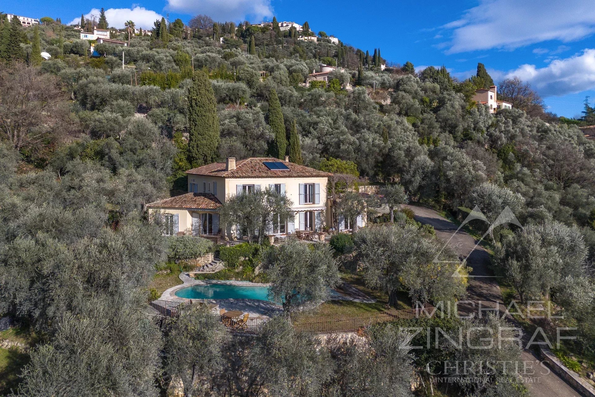Elegant villa in a dominant position with sea views and olive grove