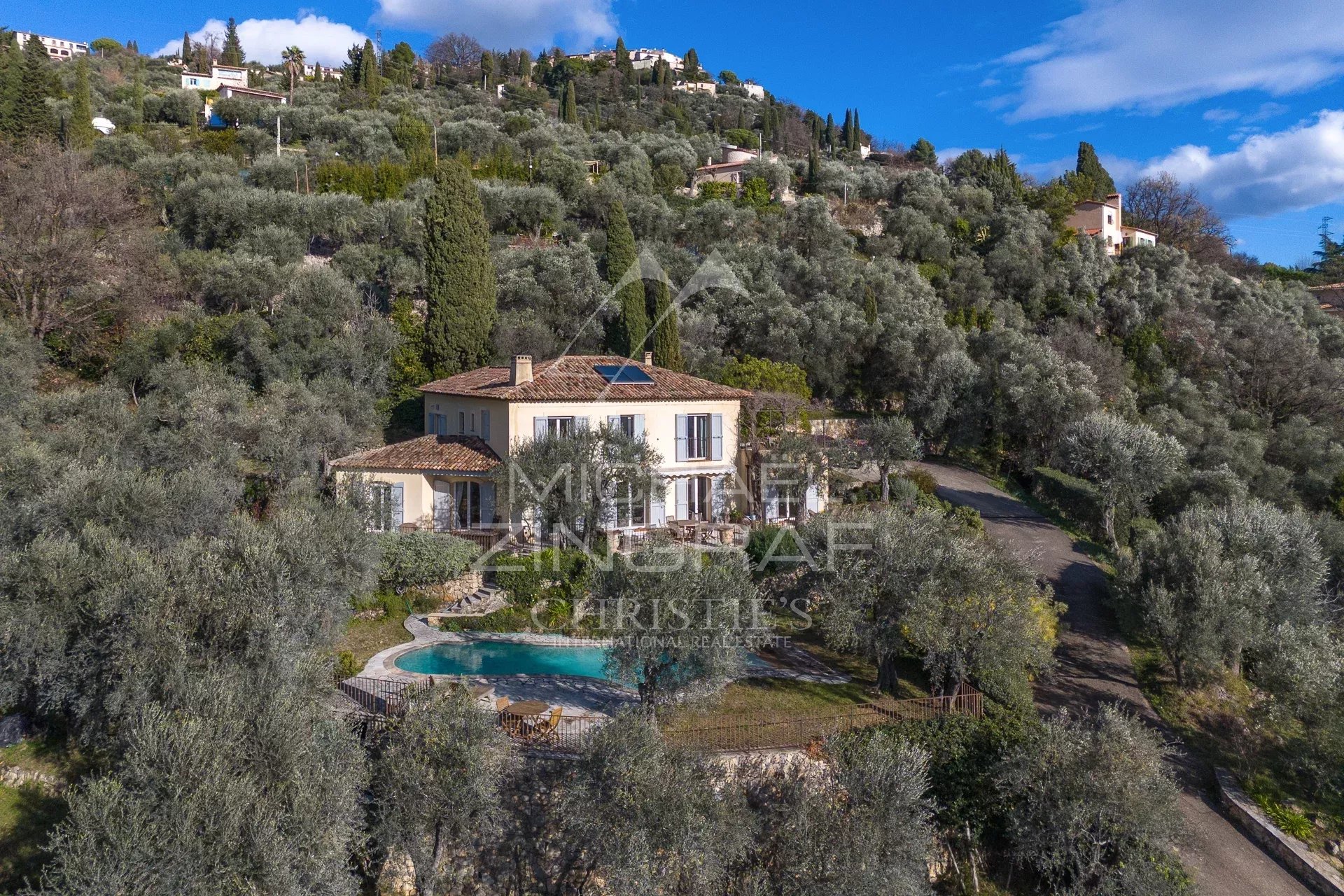 Elegante  Villa position dominante avec vue mer et oliveraie