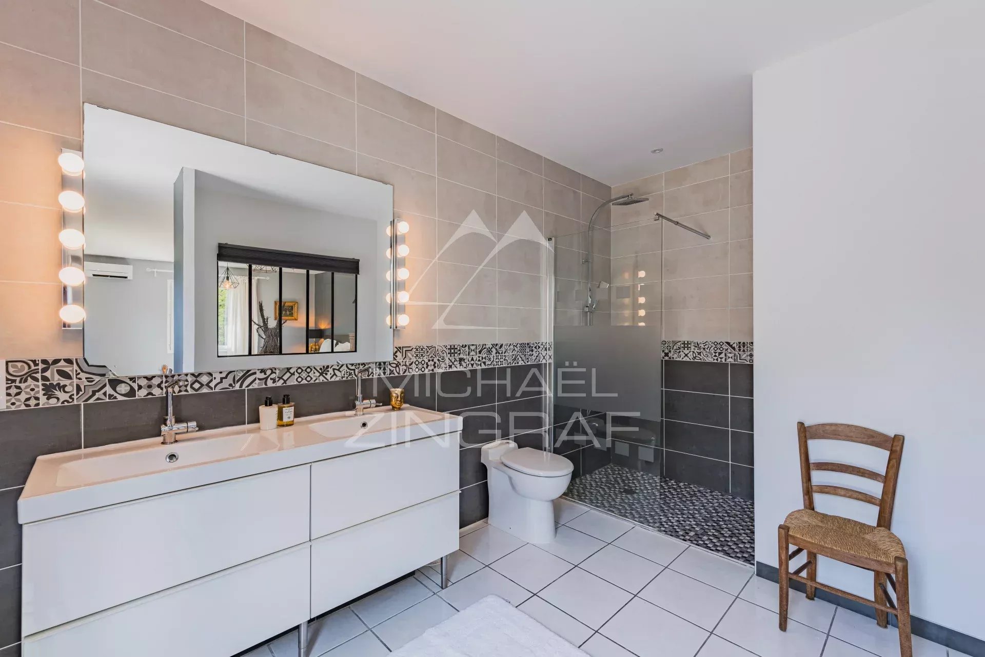 n Mimizan, on the edge of the forest, a unique property