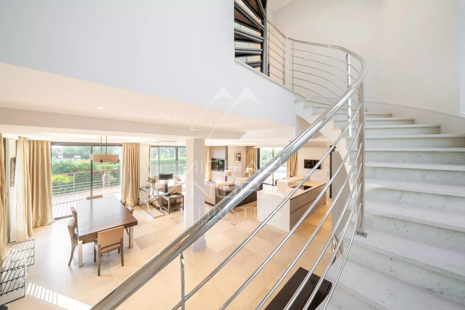 Modern renovierte Villa nahe der Strände von Garoupe