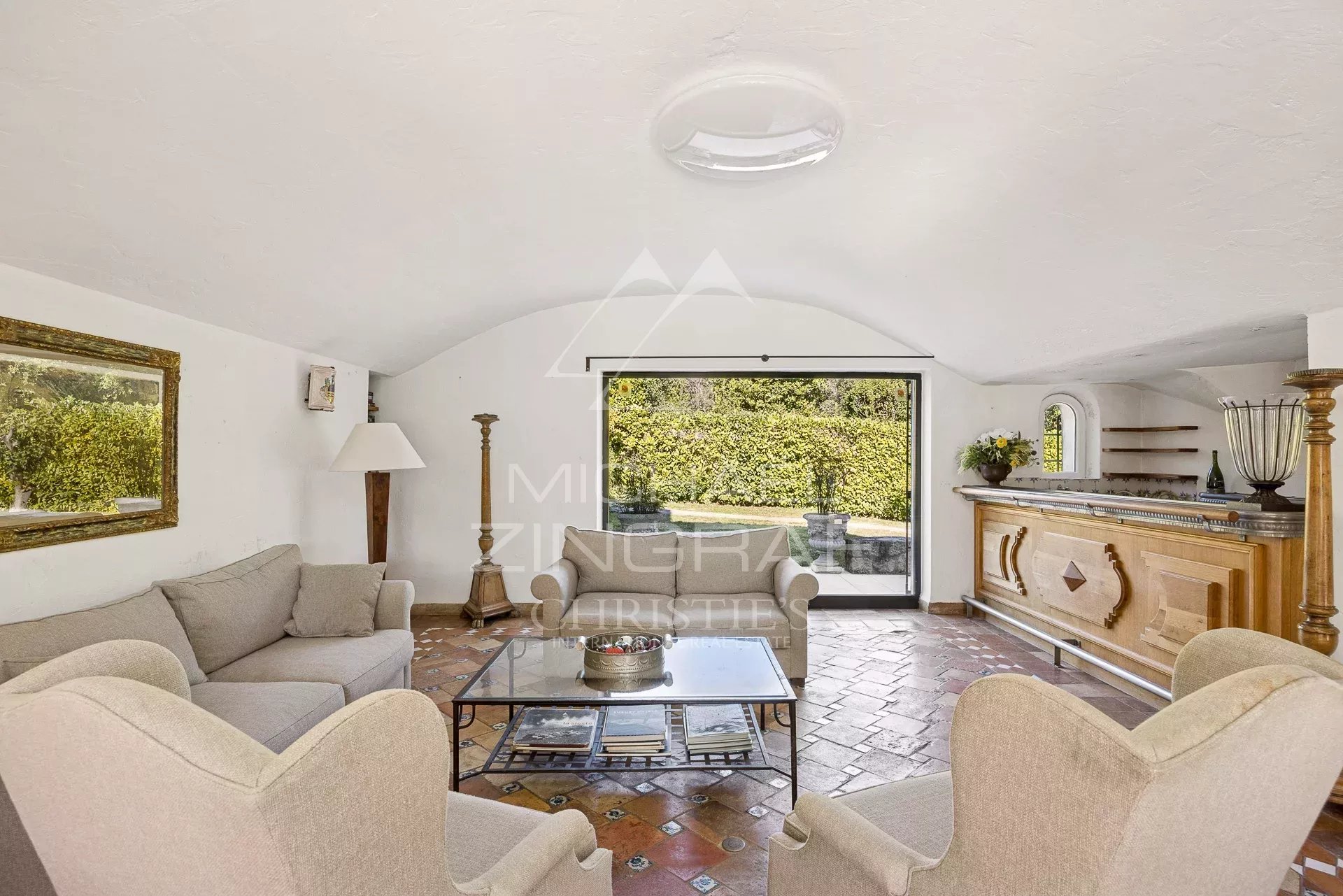 Near Saint-Paul-de-Vence: Superb Property in a Gated Estate