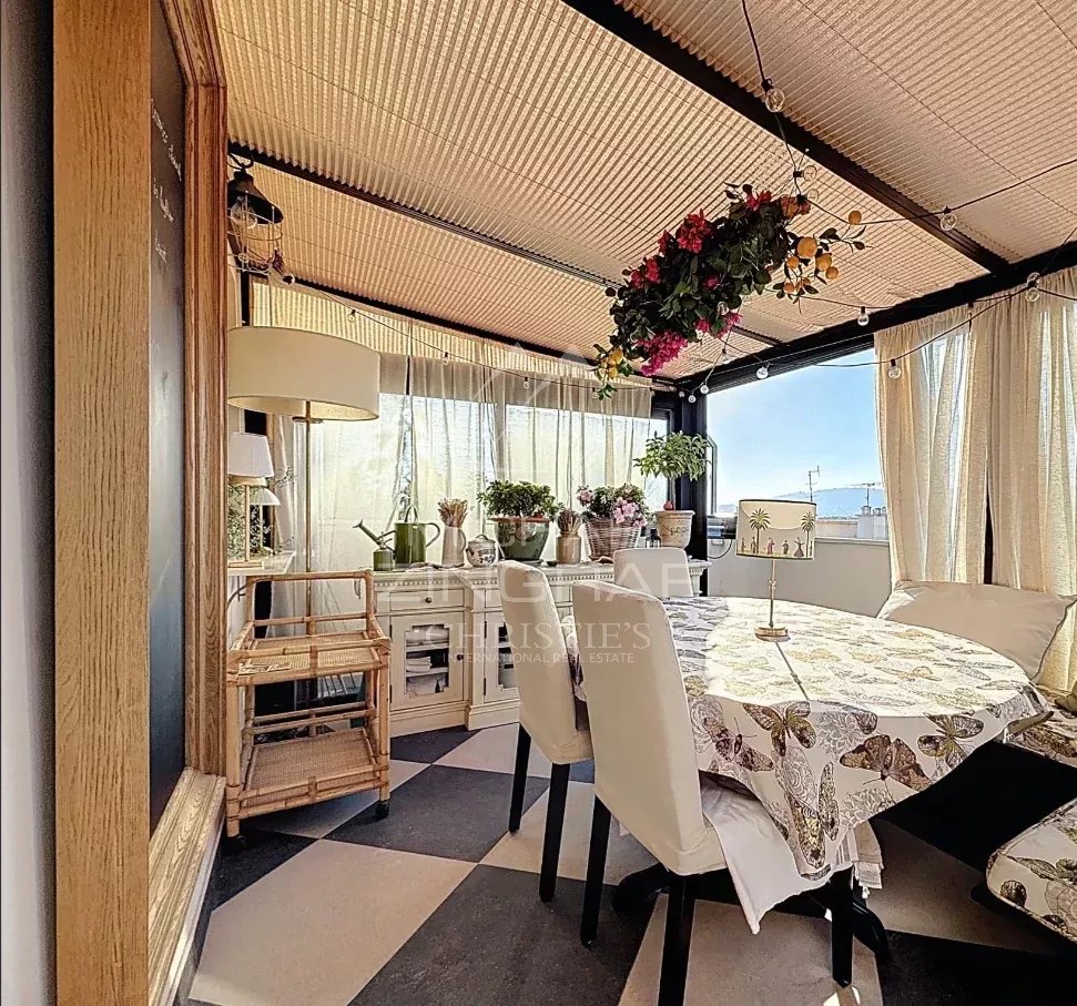 Juan-les-Pins – Außergewöhnliche Wohnung im obersten Stockwerk, großzügige Räume, Sonne und Meerblick