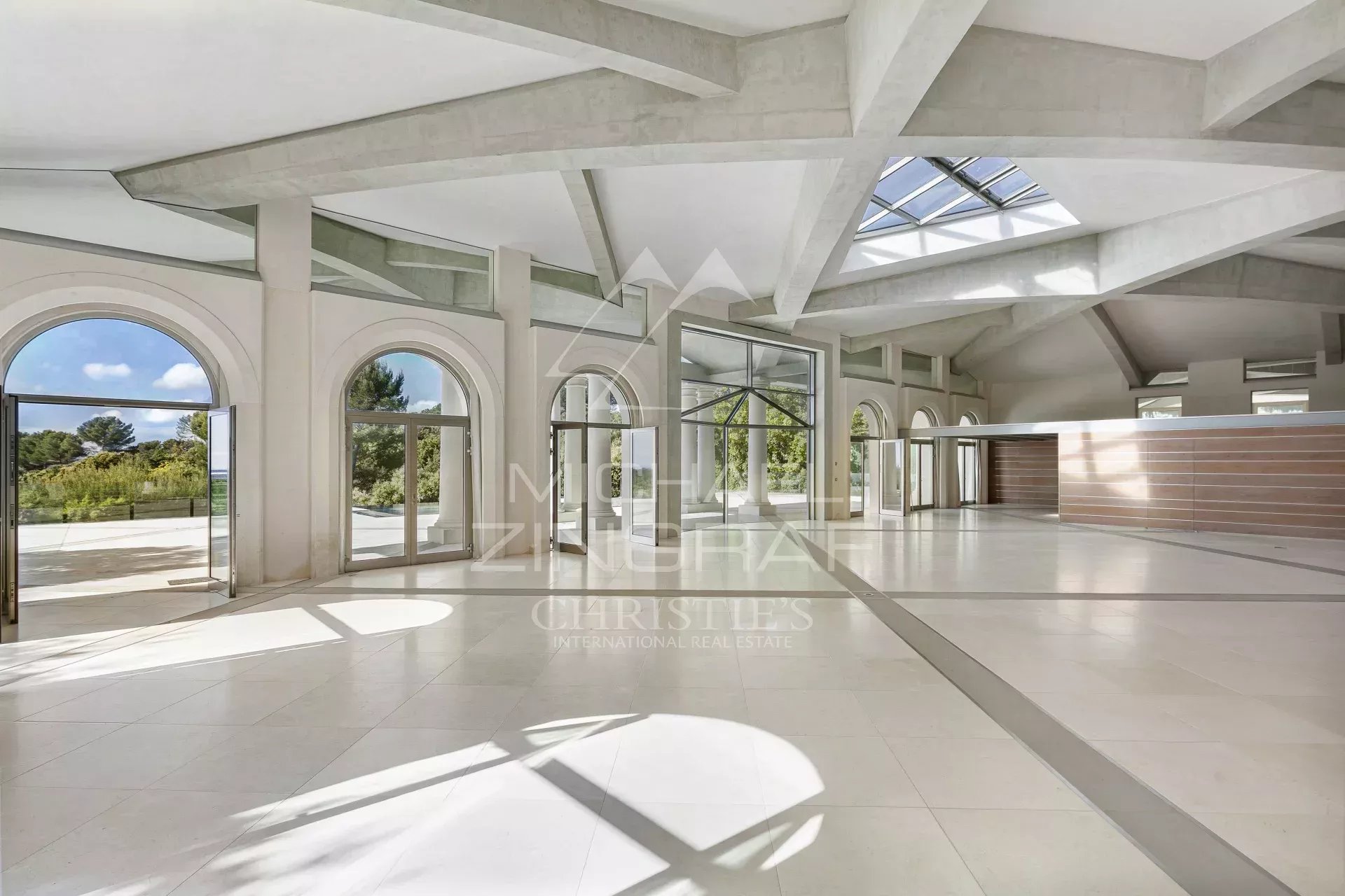 Biot : Propriété unique de plus de 1 300m² avec vue mer