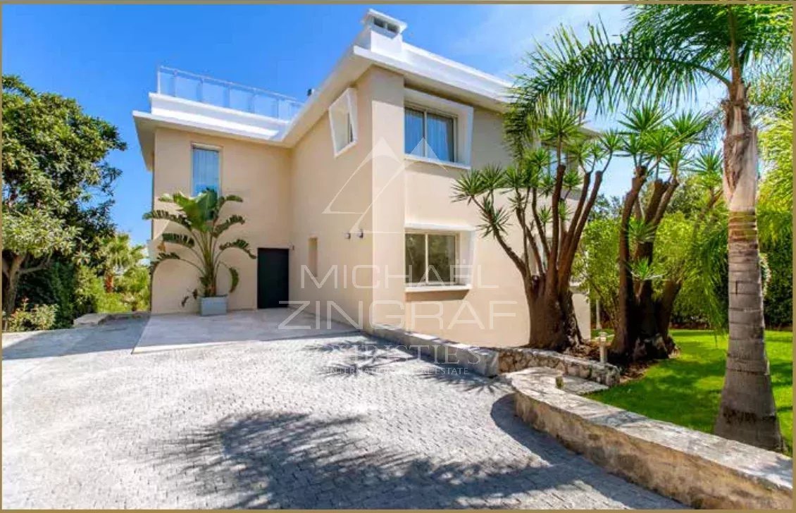 SPLENDID RENOVATED CONTEMPORARY VILLA OF 320 SQM LOCATED IN A PRIVATE ESTATE