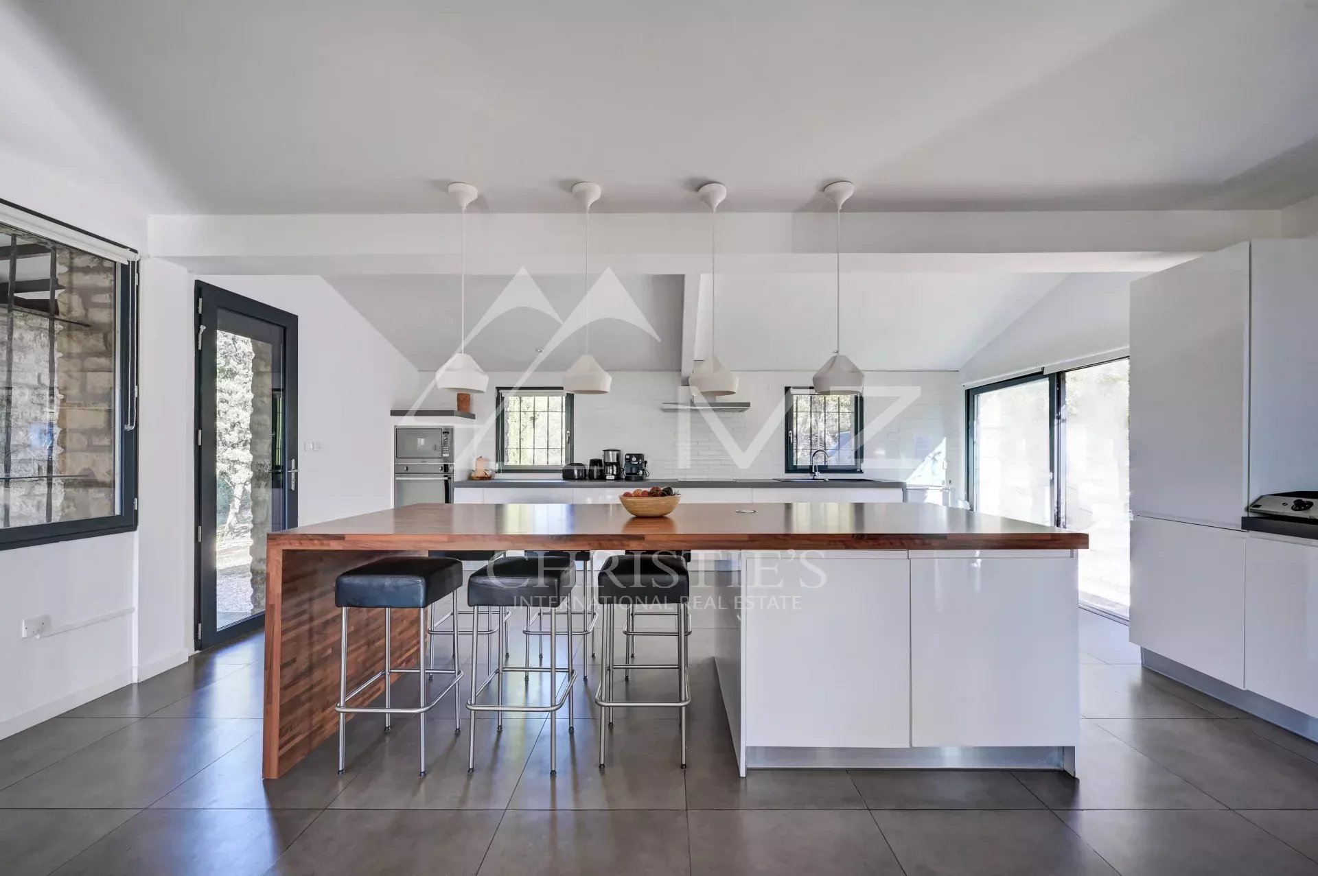 Gordes – Elegantes Steinhaus mit Pool und Panoramablick