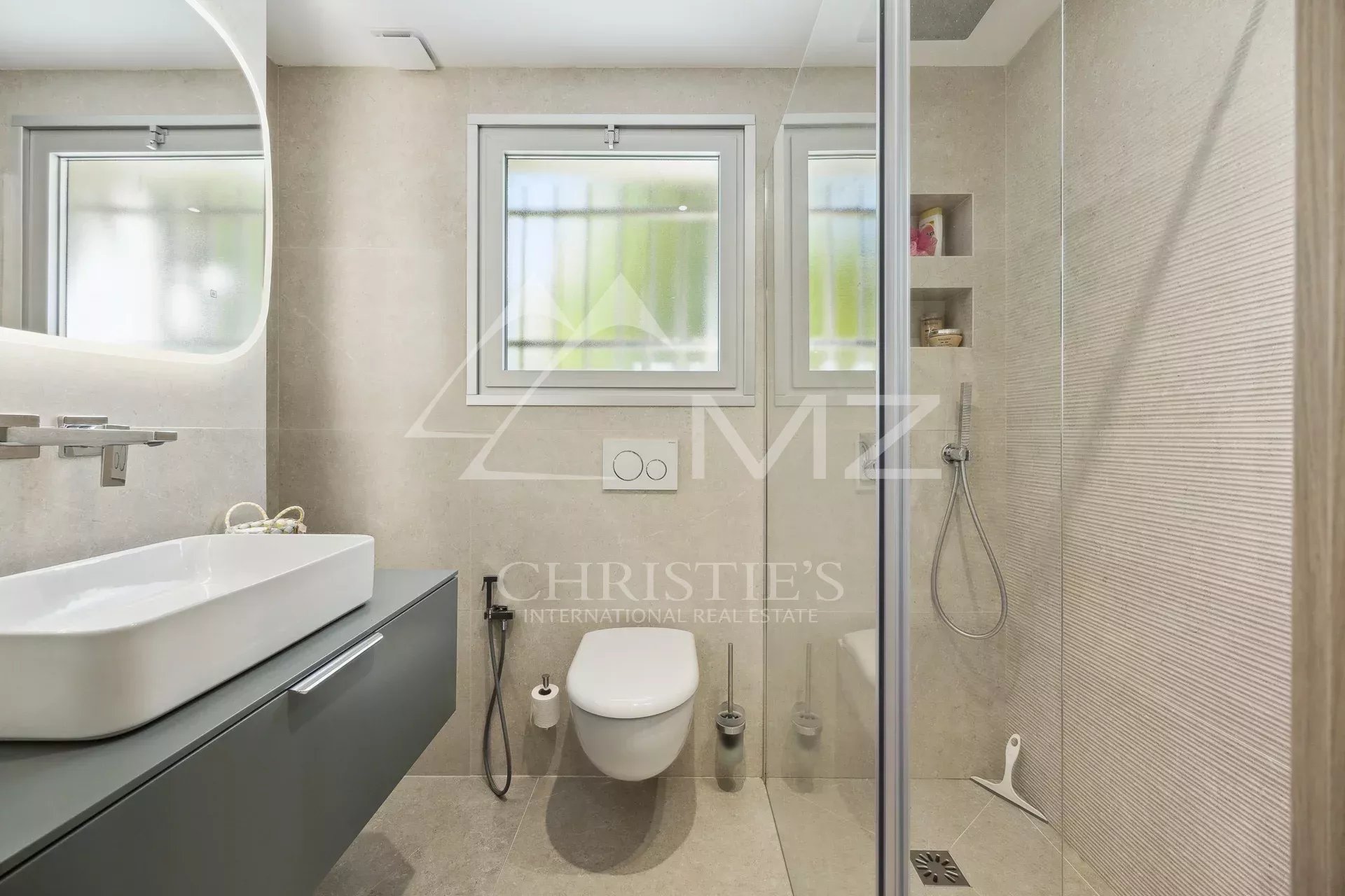 Superbe appartement contemporain dans résidence de standing