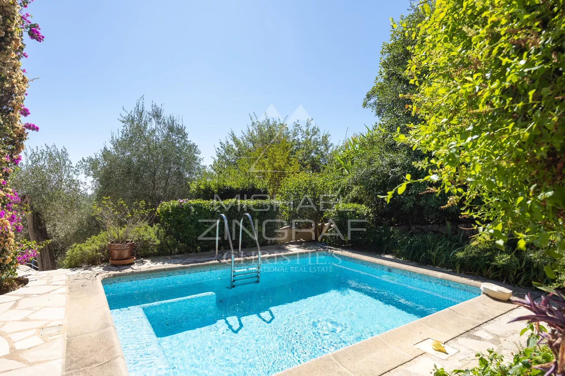 Architektenvilla mit Meerblick und Olivenhain