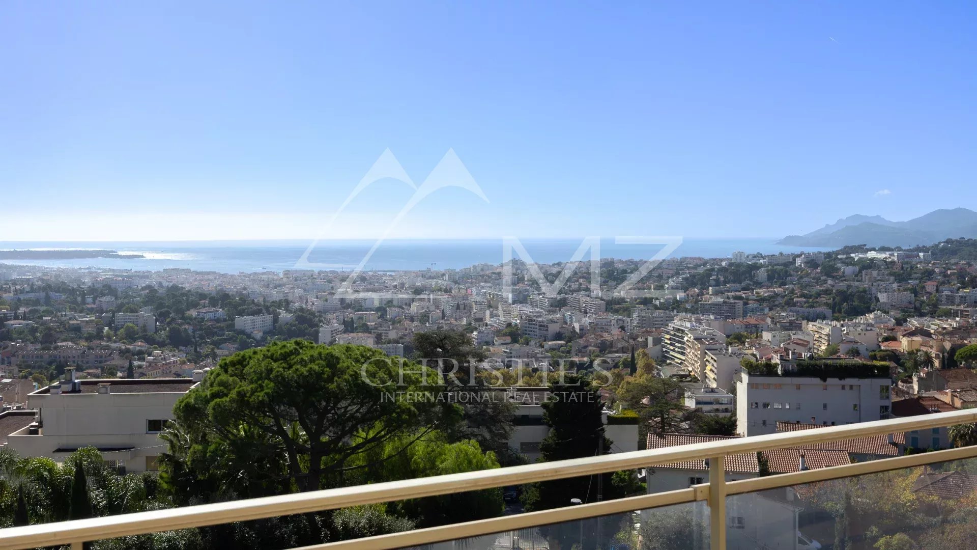 Discover this exceptional property located on the hills of residential Cannet