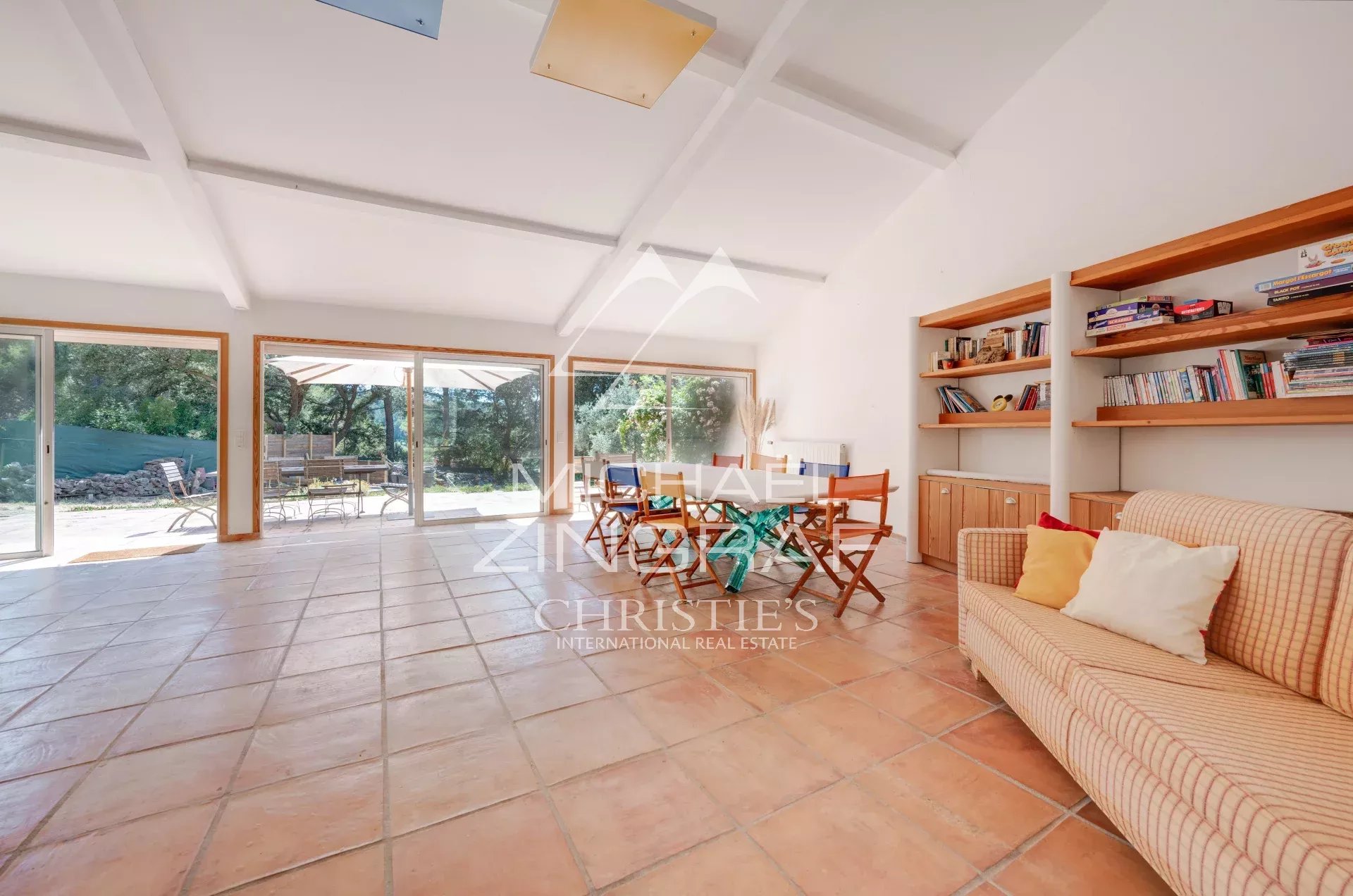 Exklusives Anwesen in St-Cyr-sur-Mer mit Swimmingpool und Tennisplatz