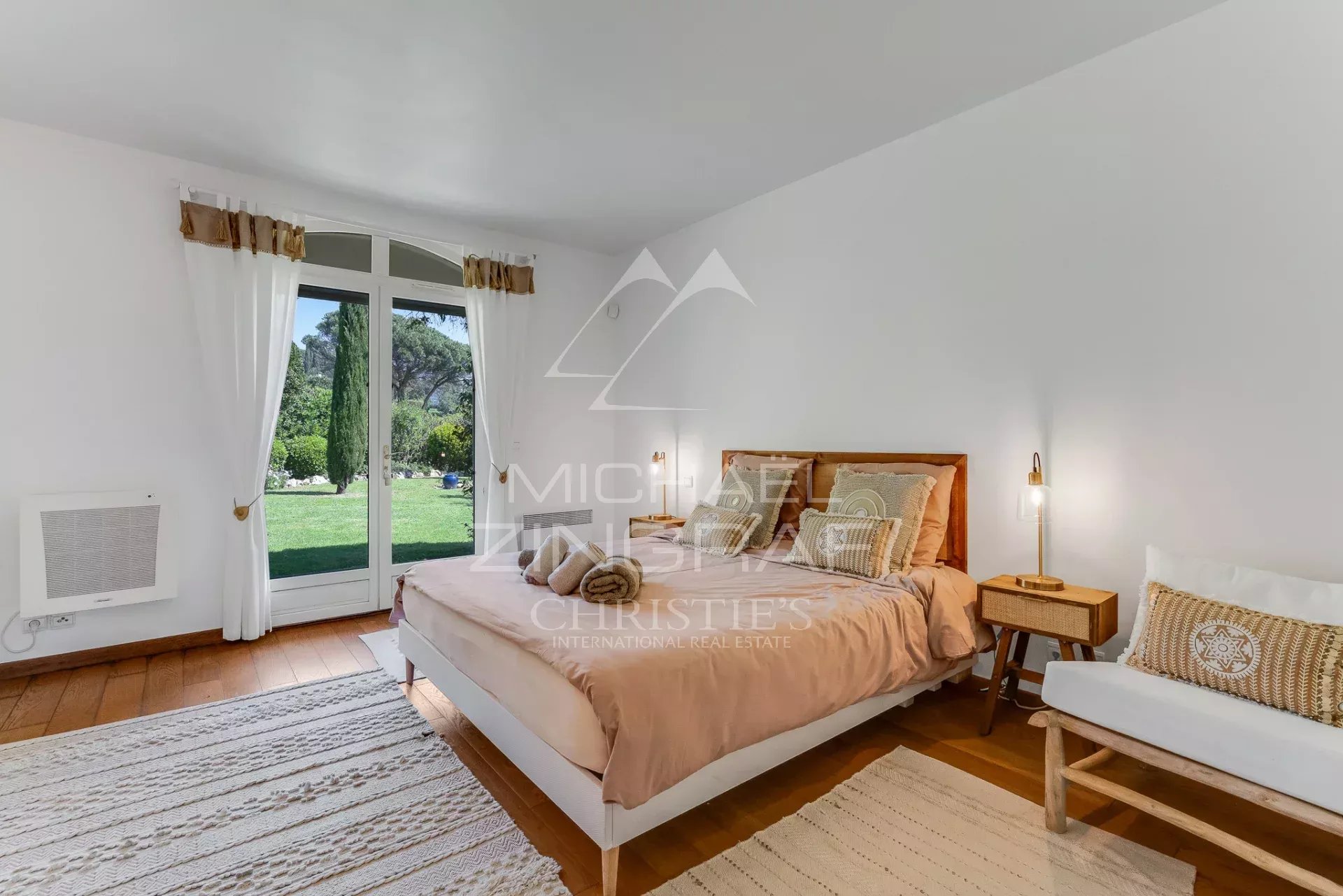 Provençal villa in a secure estate with sea view