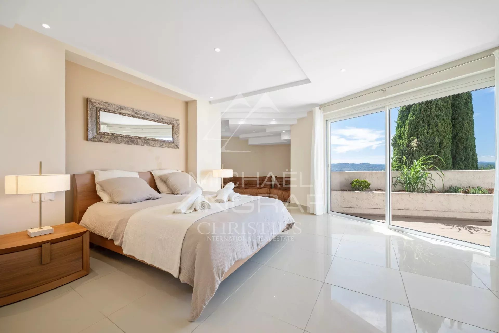 Close to Mougins - Spendid villa in gated domain