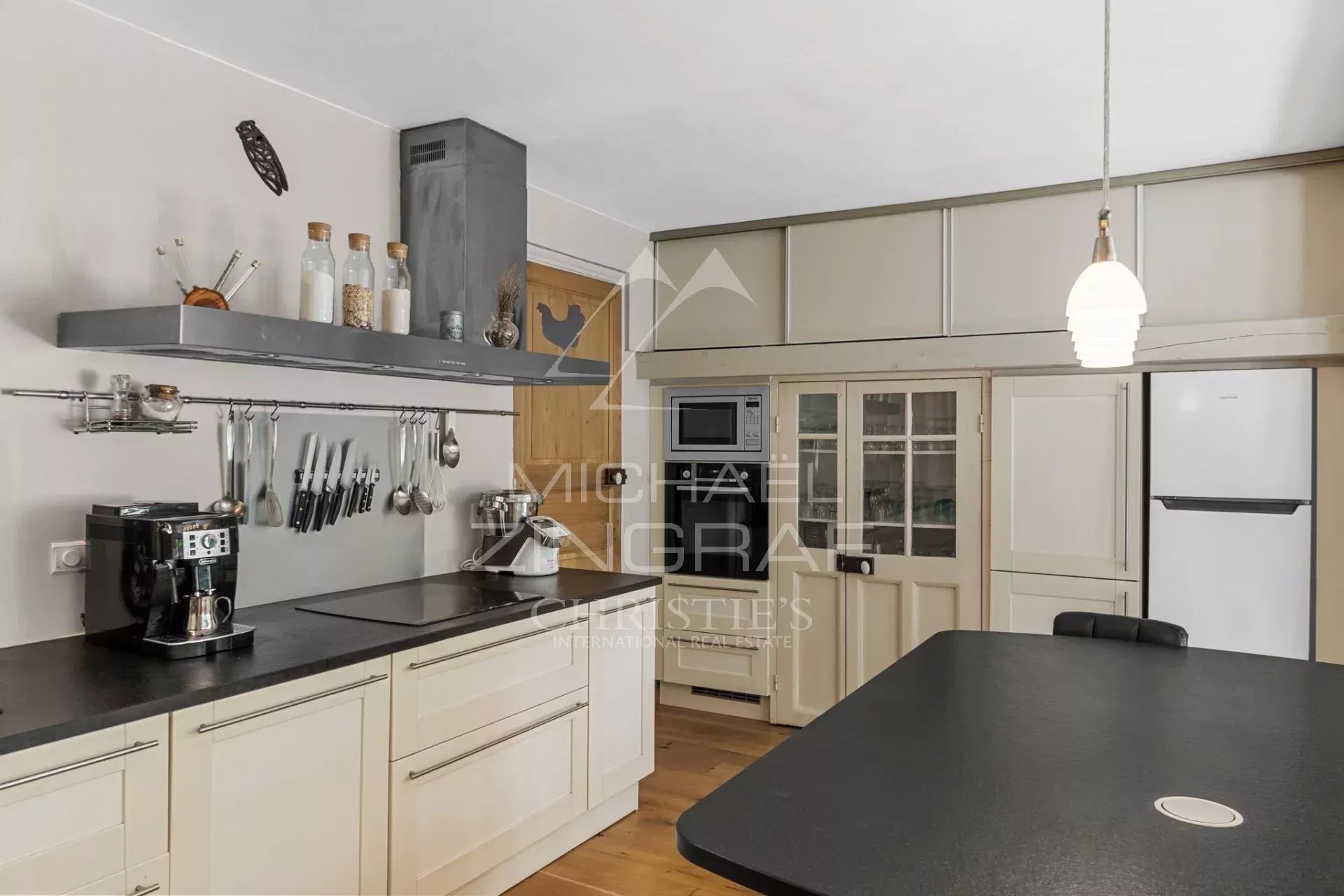 IN DER NÄHE VON AIX-EN-PROVENCE - BÜRGERLICHES HERRENHAUS