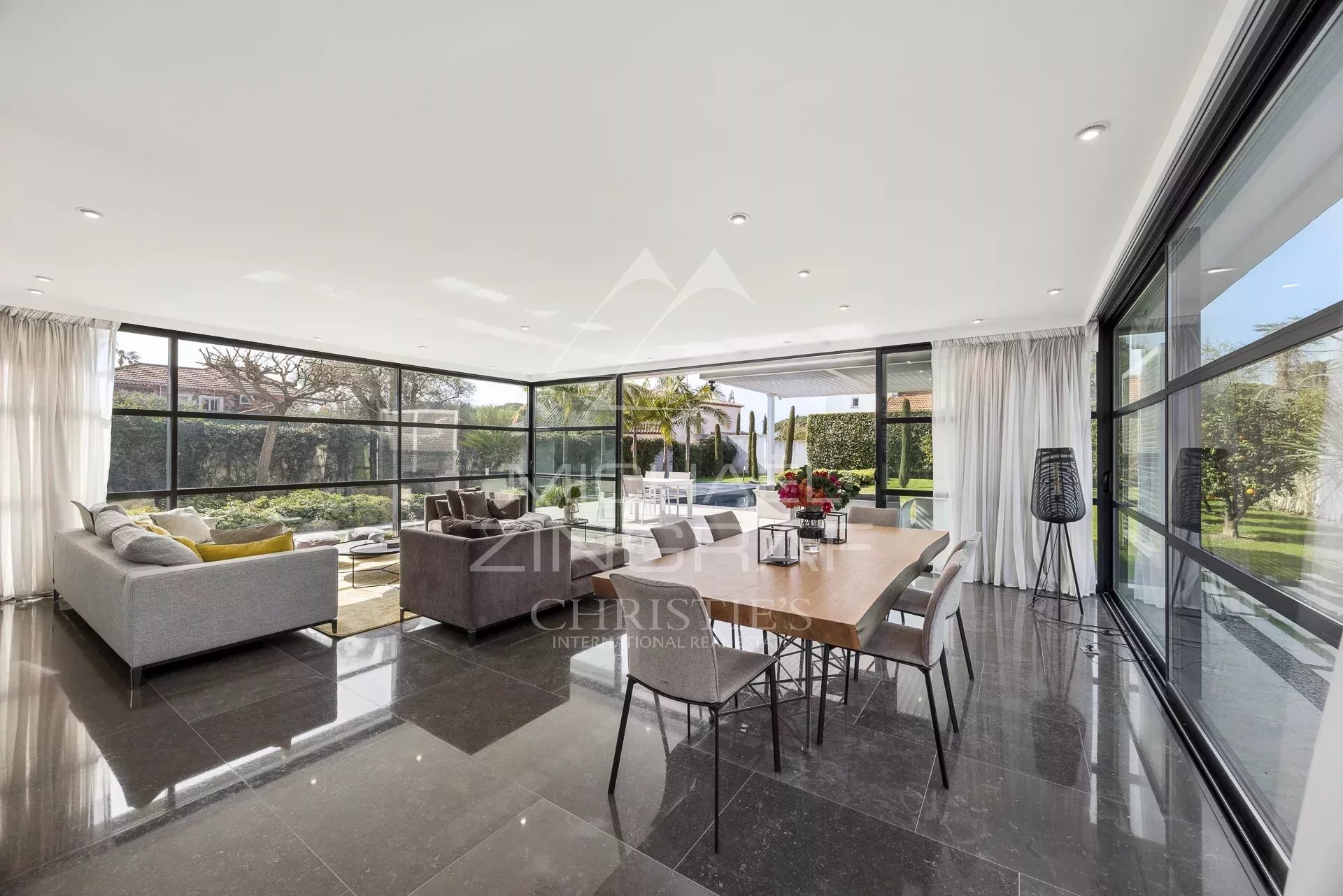 Exclusivité Cap d’Antibes - Versant Ouest - Villa contemporaine d’exception à proximité immédiate des plages