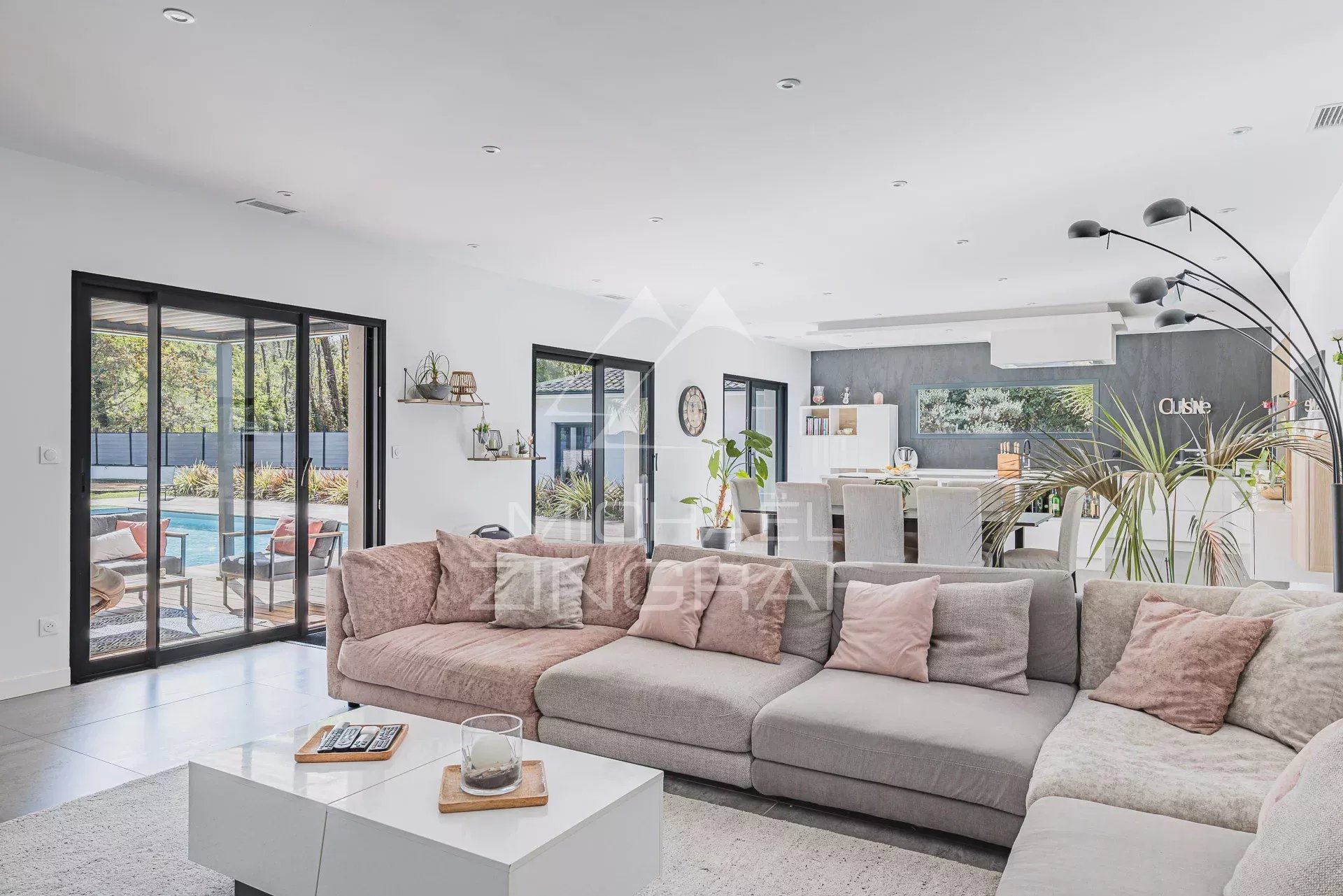 Villa et maison d’amis sur 2 300 m² de terrain