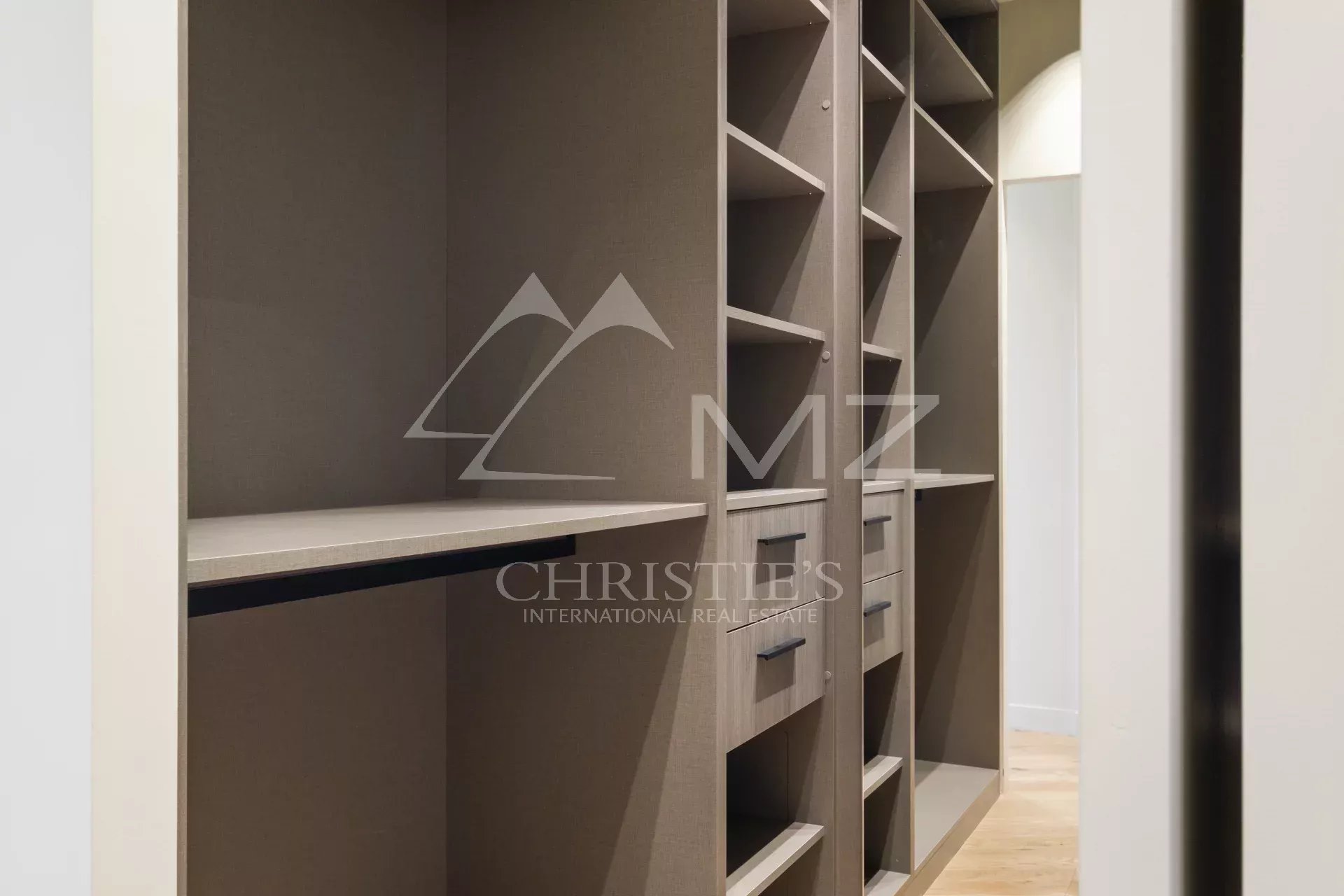 Cannes Croisette - Appartement 4 Pièces rénové - Vue mer - Etage élevé