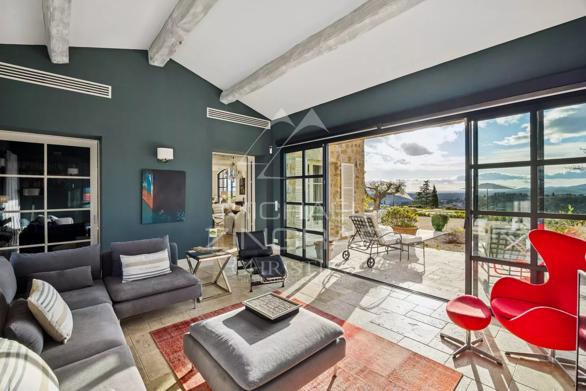 Bastide de charme baignée de lumière, à pied du village