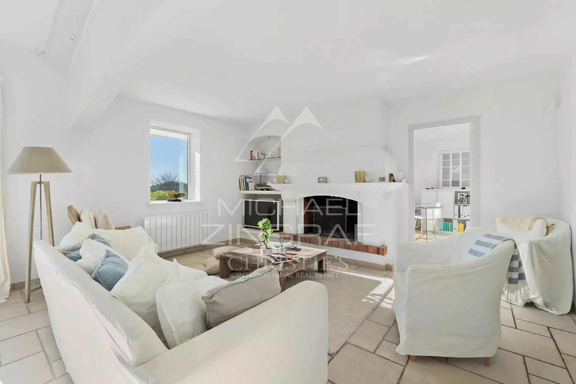 Panoramablick auf Meer und Berge