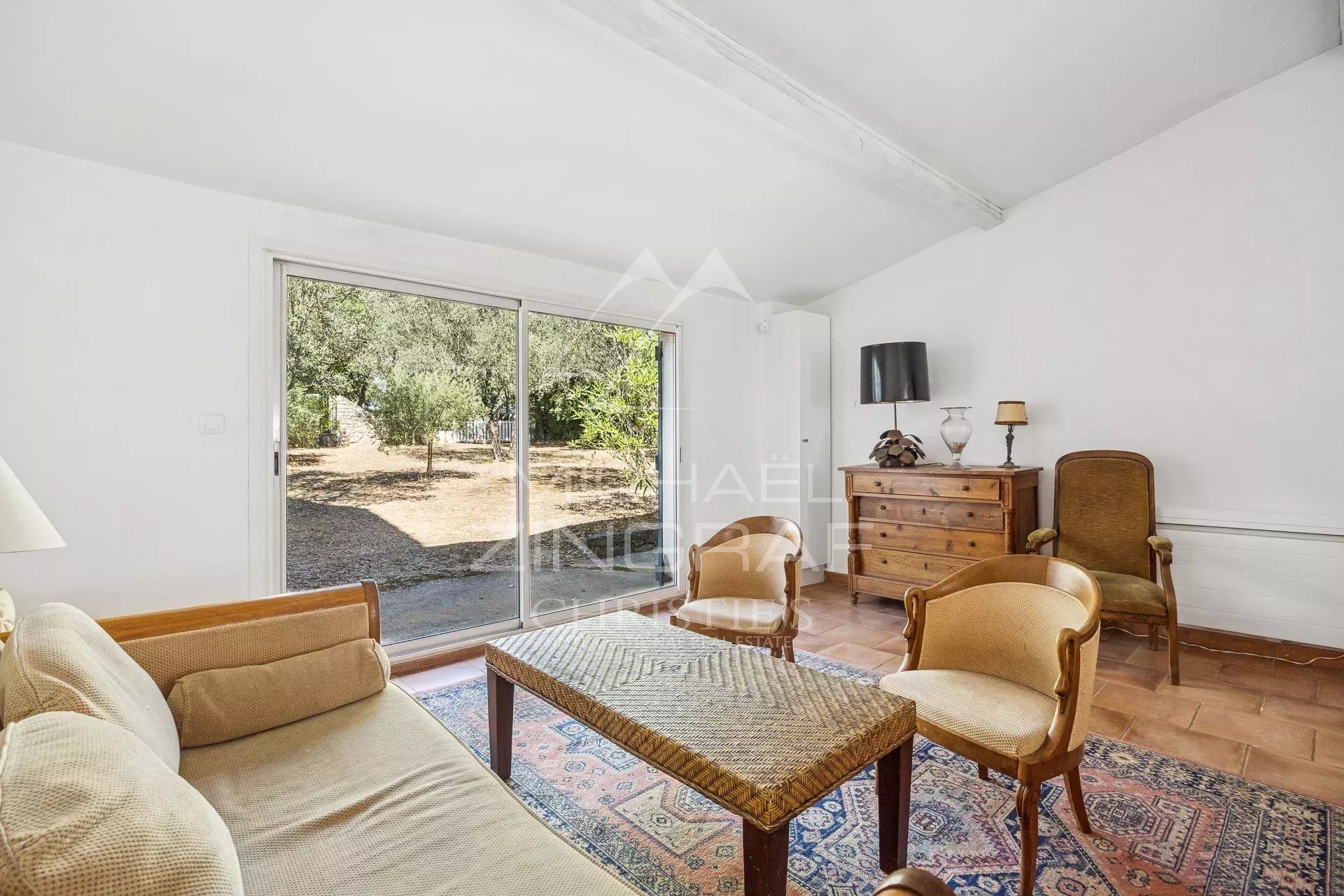 Elegant 217 m² character property with renovated stone sheepfold and swimming pool, set on one hectare of lush grounds