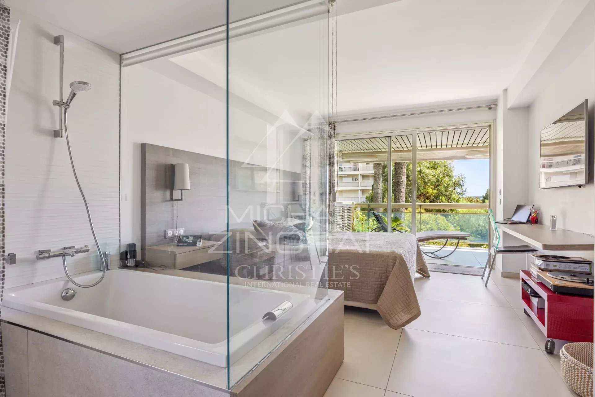 Cannes Palm Beach – Stunning Apartment, Two Bedrooms, Sea View