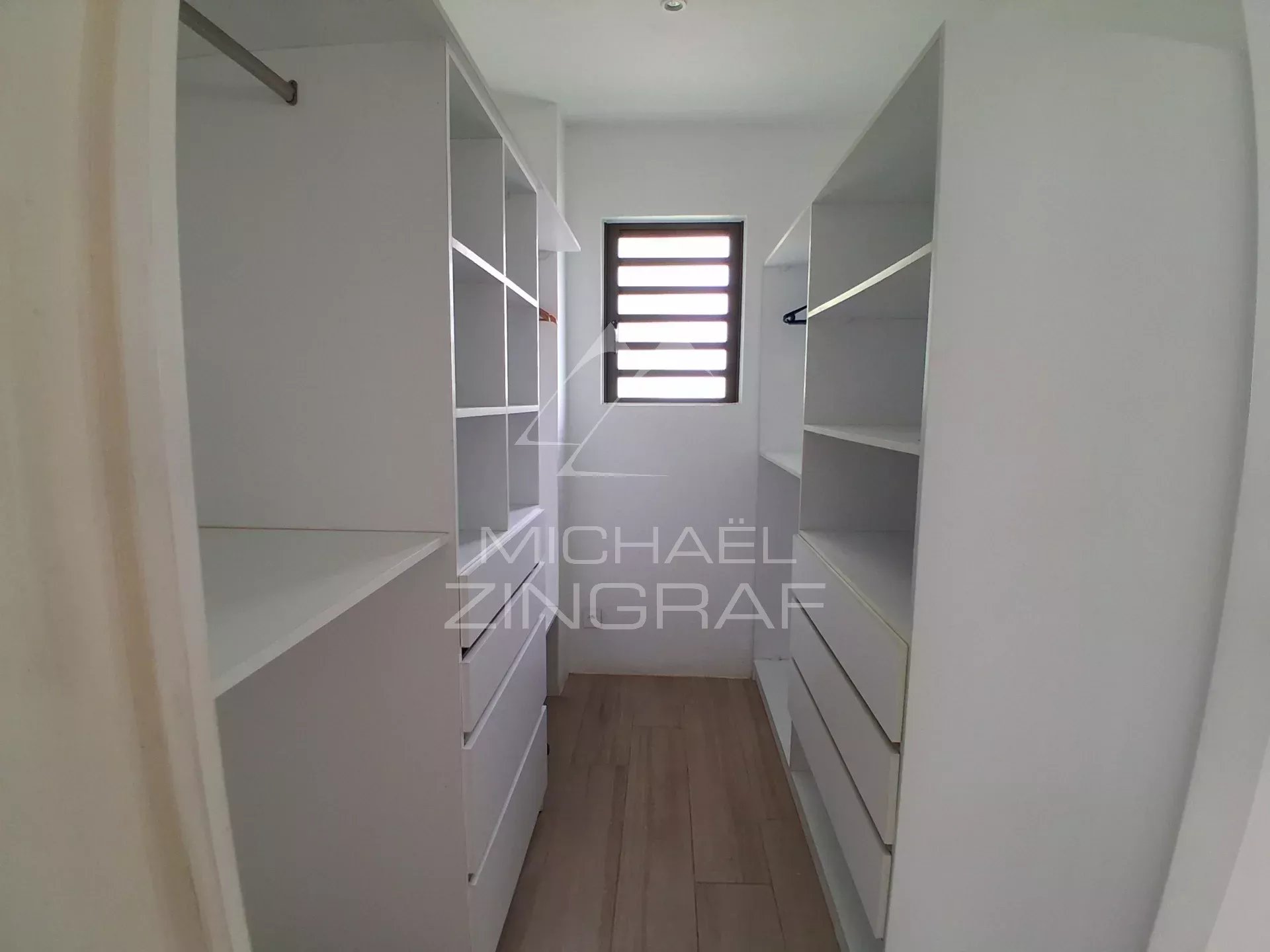 Villa familiale avec salle de sport, jardin arboré et piscine privée