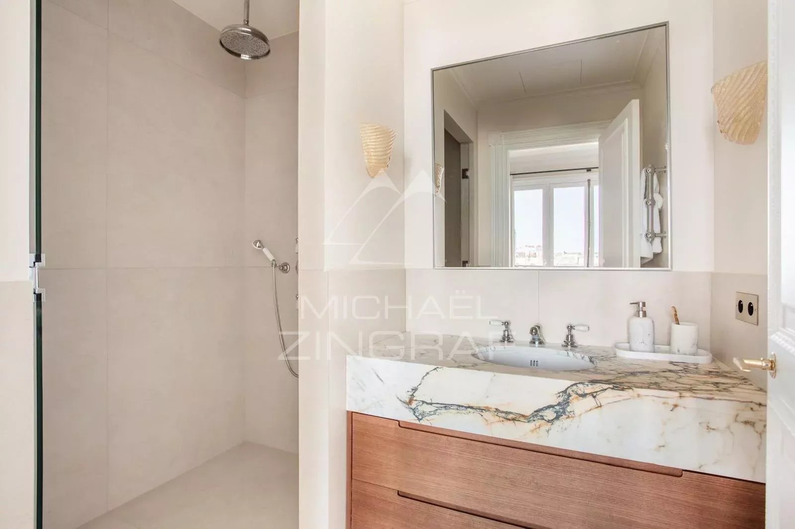 To sell - 3 Mastersuites - Perfect condition  - Odéon