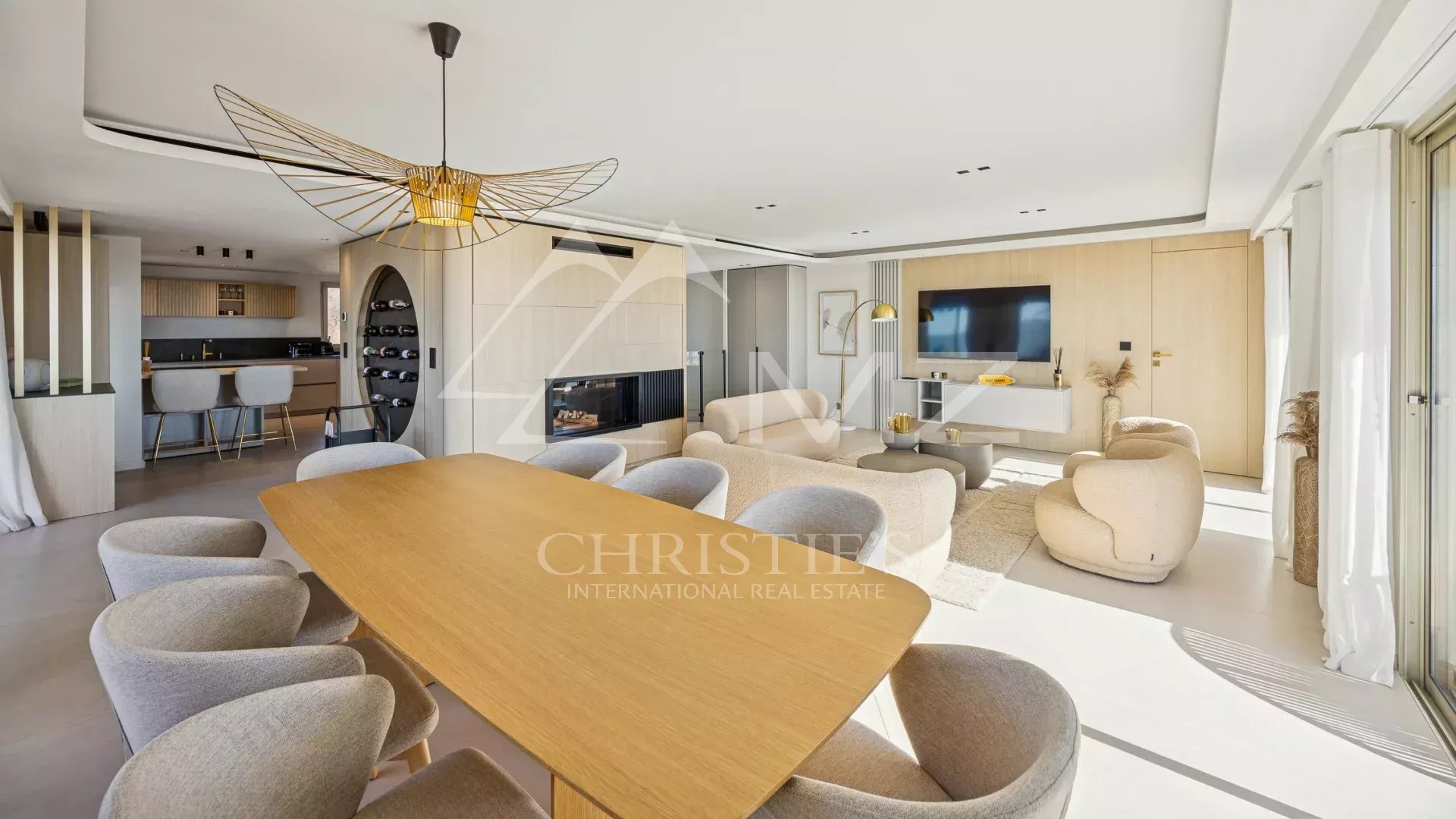 Discover this exceptional property located on the hills of residential Cannet