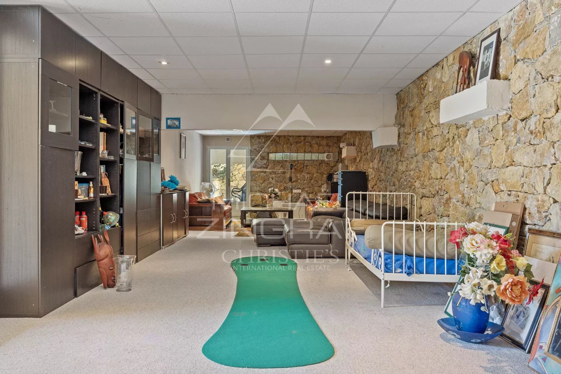 Villa mit außergewöhnlich großzügigen Räumlichkeiten