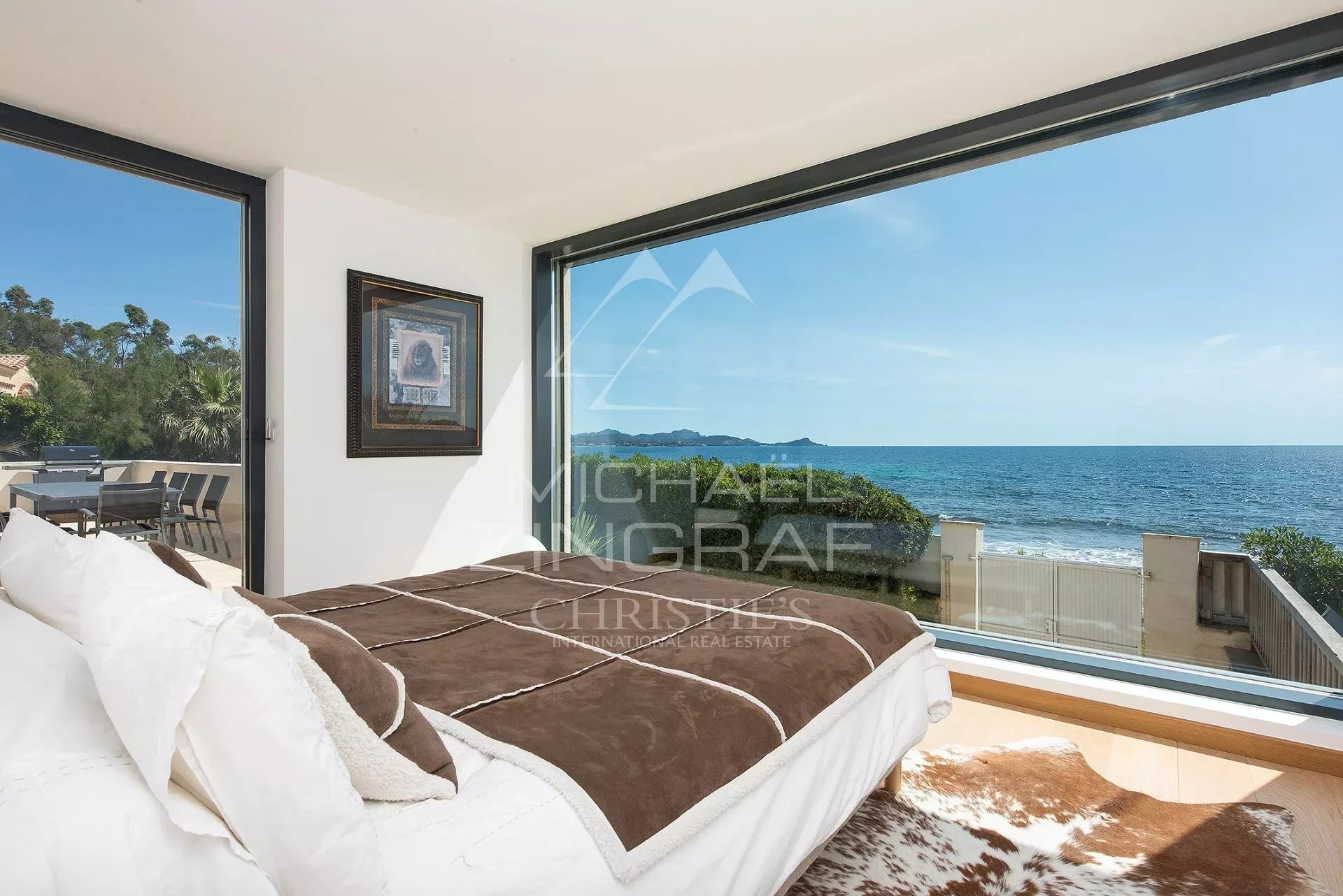 Nahe Cannes - Moderne Villa mit den Füßen im Wasser