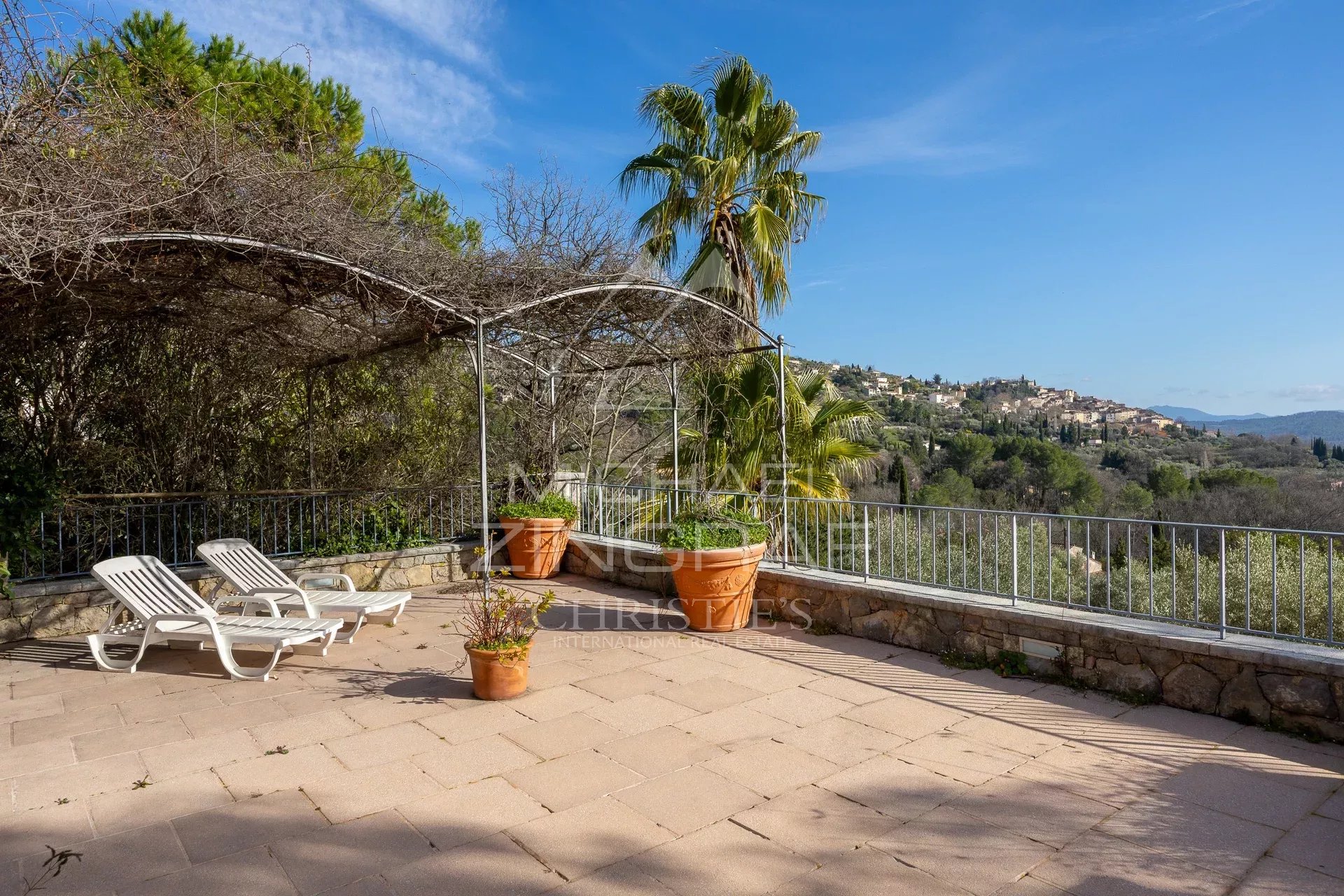 Charmante Villa mit Panoramablick in einem begehrten privaten Domaine