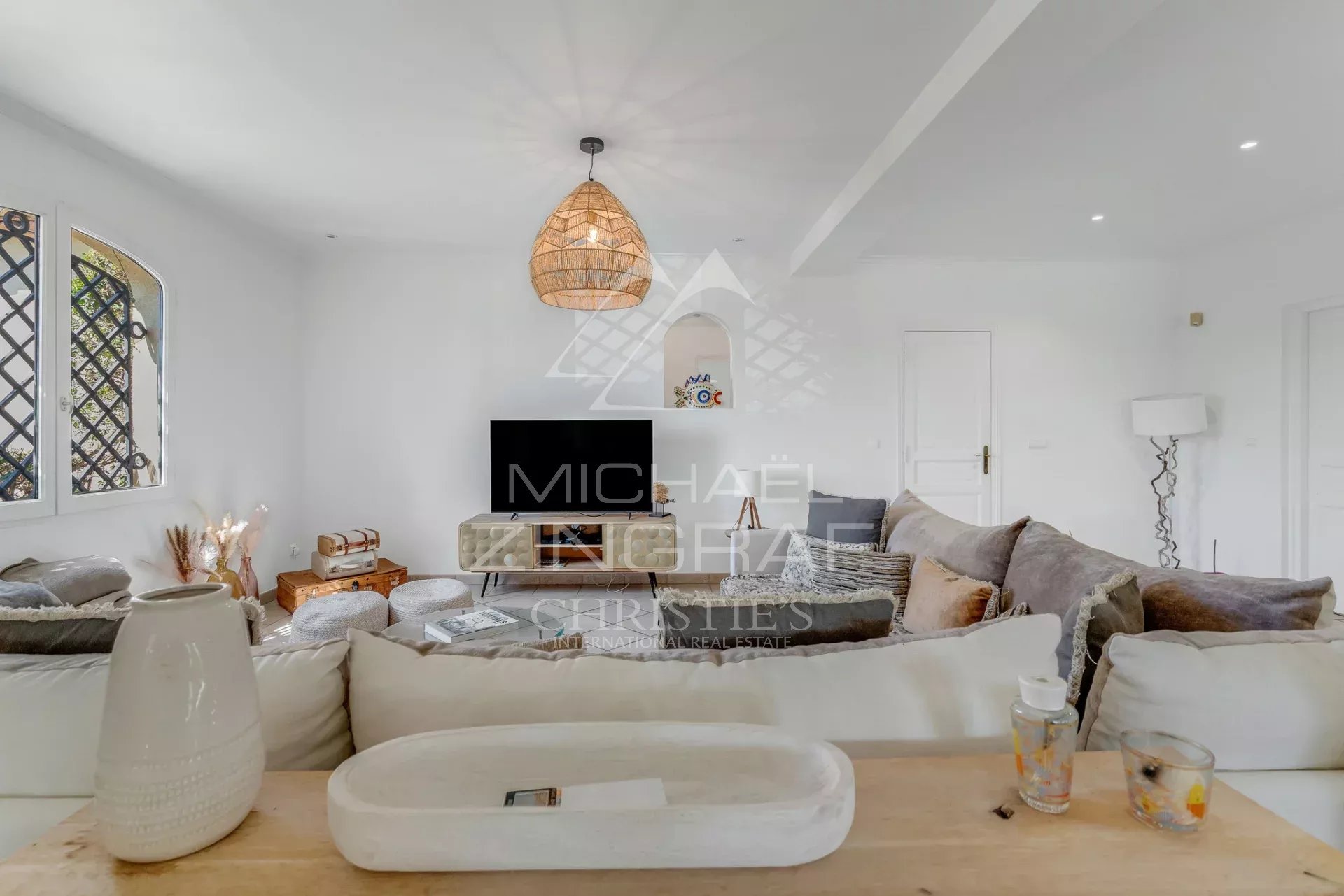 Provençal villa in a secure estate with sea view