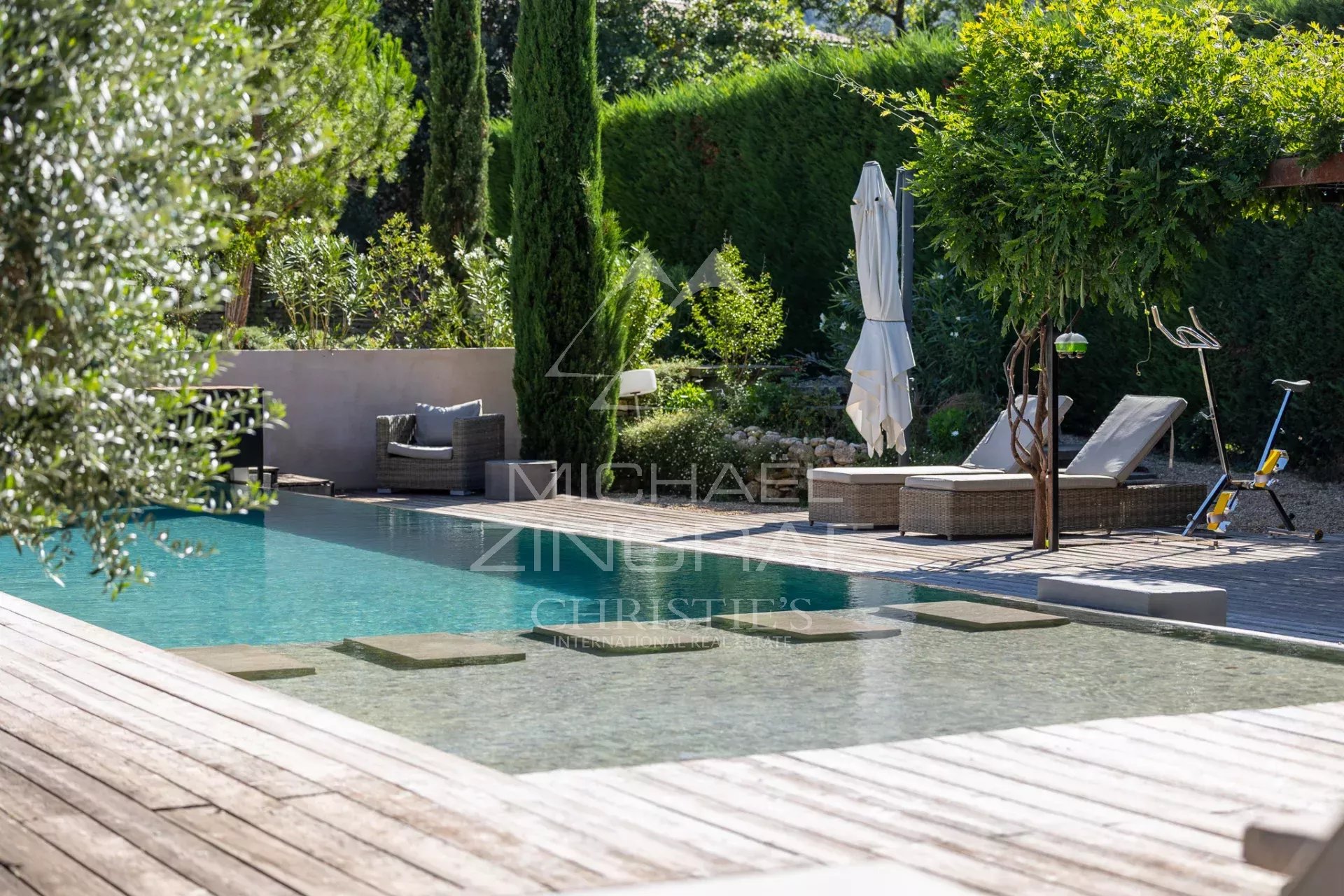 Entre tradition et contemporain, superbe maison en pierre de plain-pied avec piscine et vue sur le Luberon. Vendue entièrement meublée.