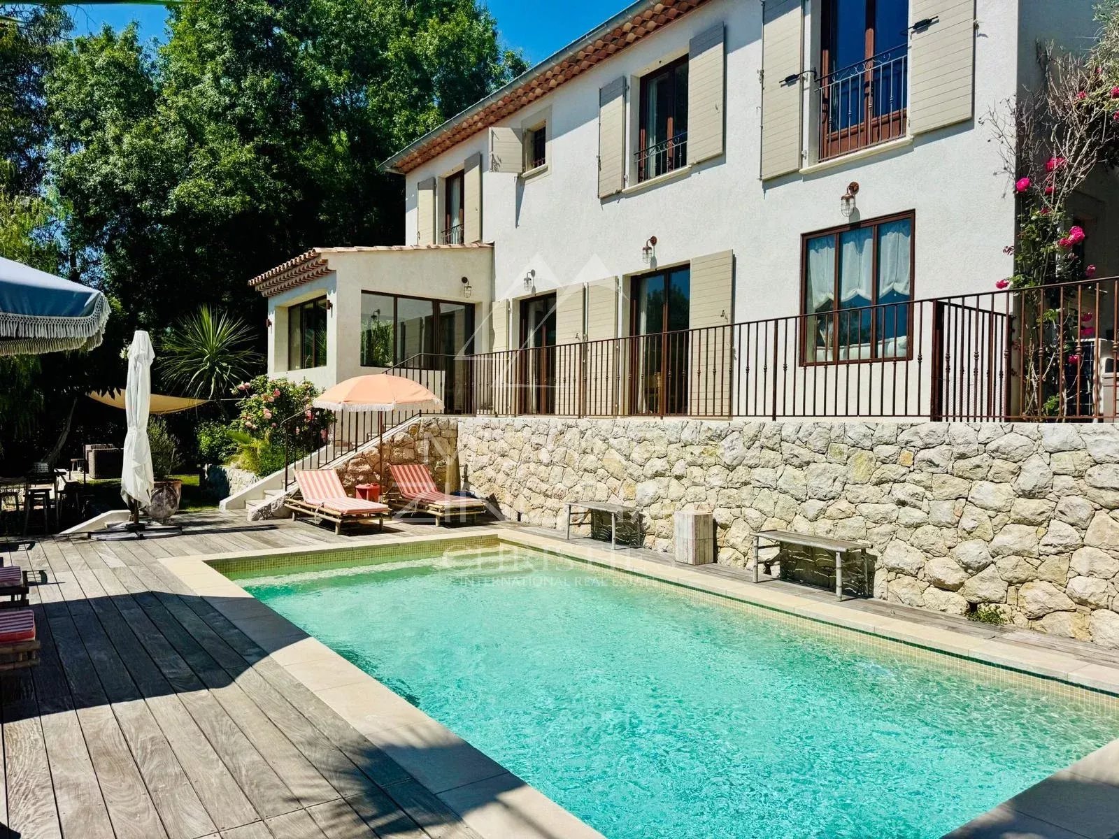 Villa récente au calme à Saint-Paul-de-Vence