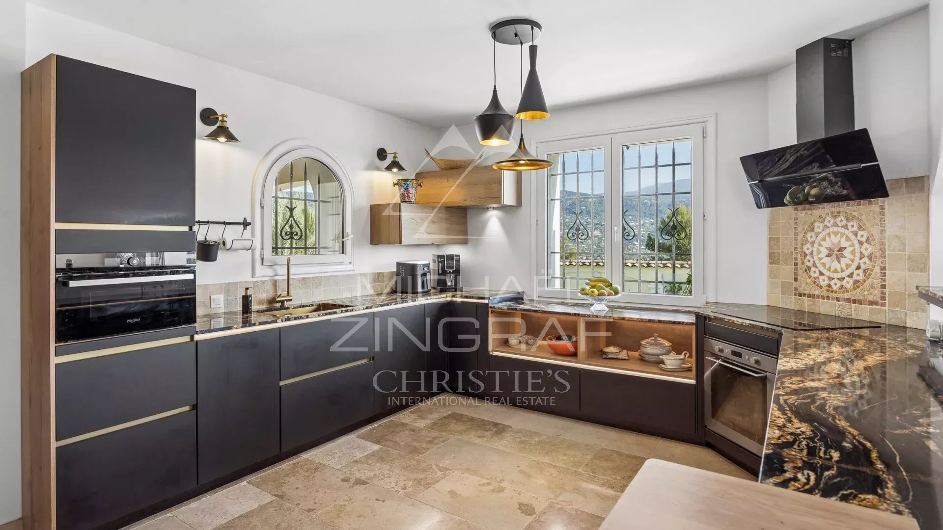 Elegante villa avec vue dégagée sur les collines