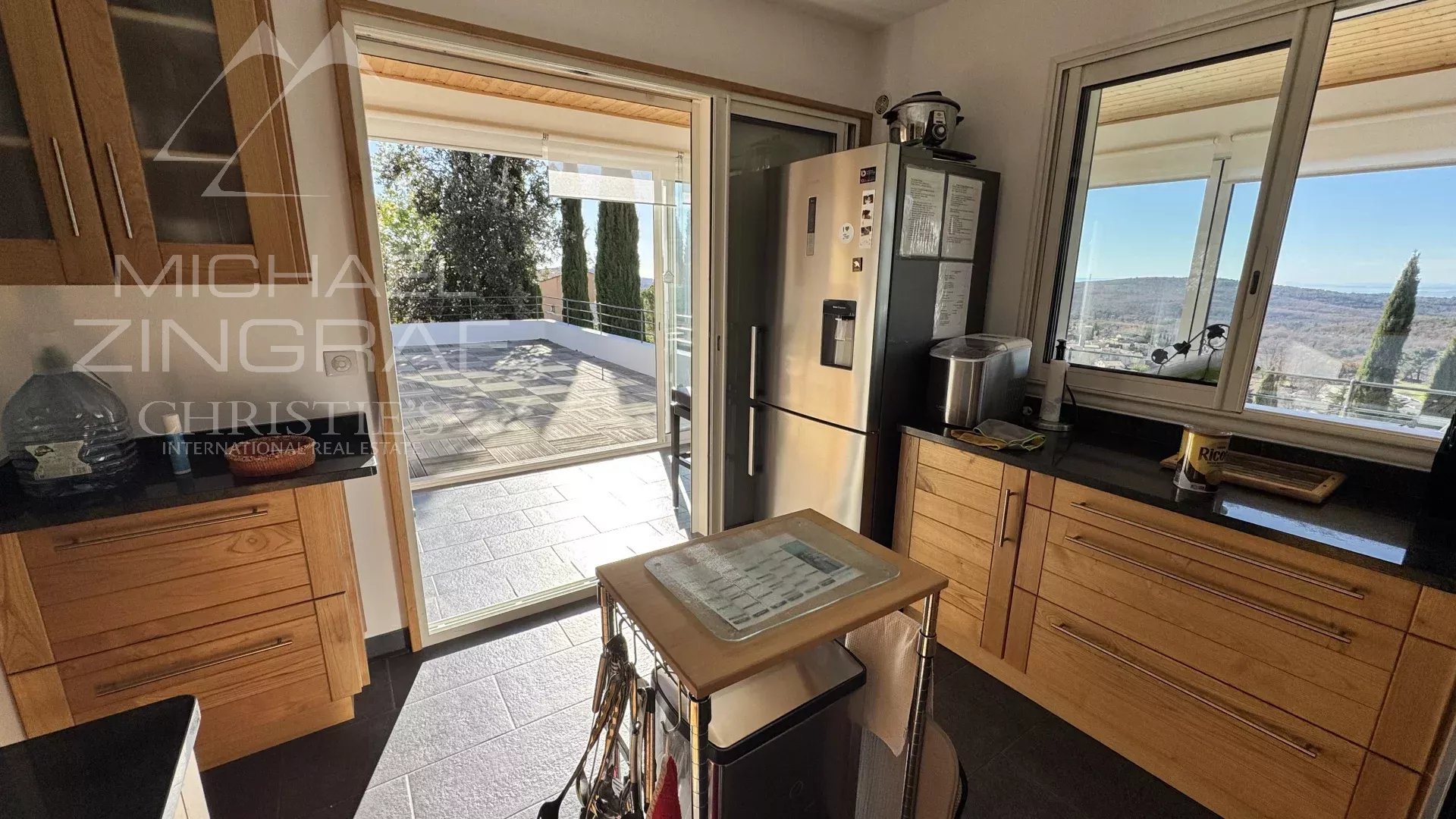 Élégante villa contemporaine en position dominante – Vue mer à l'horizon