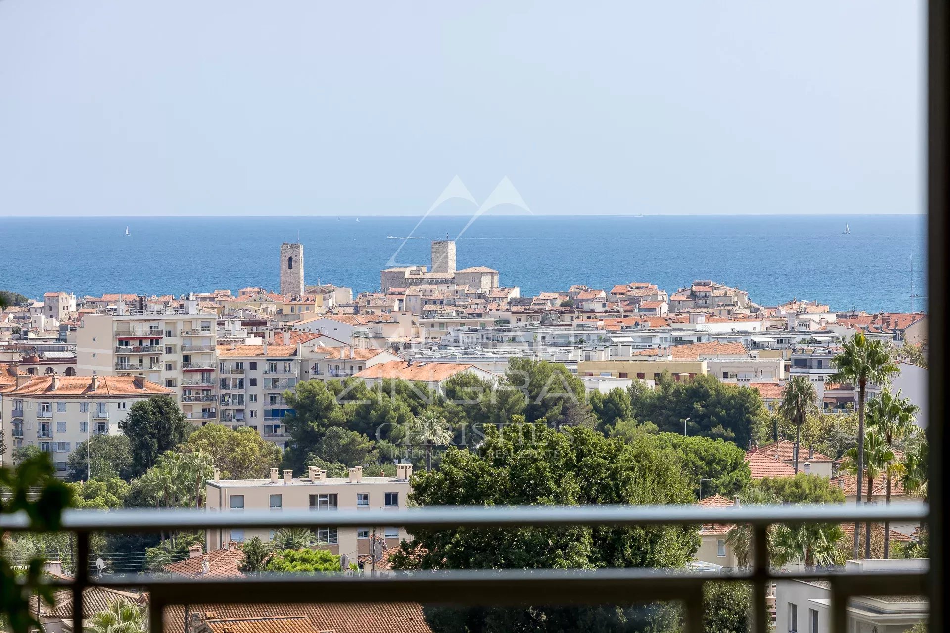 Exclusivité Prestige et Vue Mer au Cœur d’Antibes : Élégant 4 Pièces dans Résidence de Standing