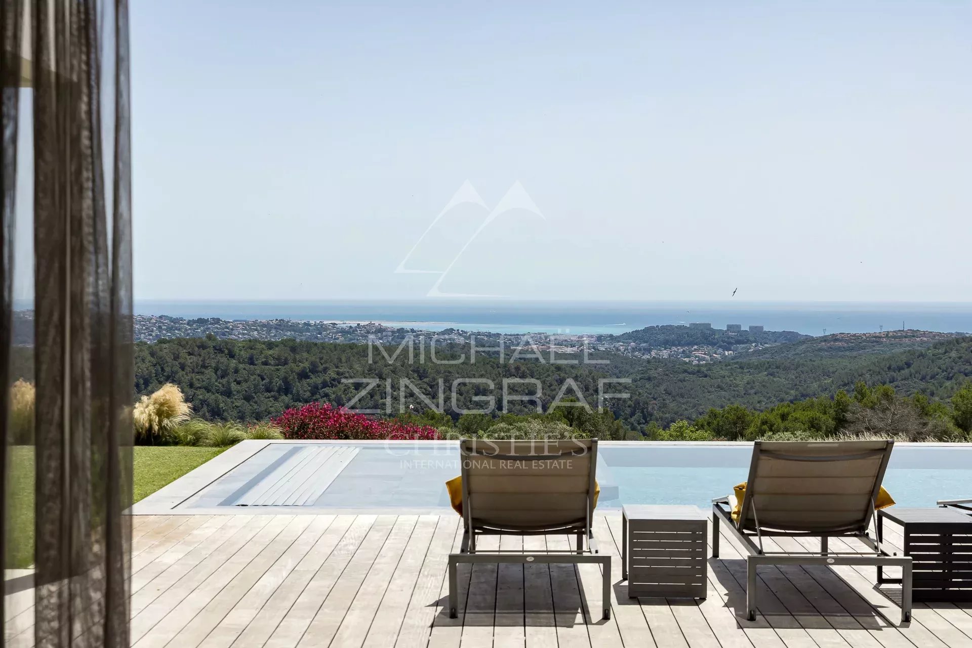 Villa contemporaine avec vue panoramique mer.