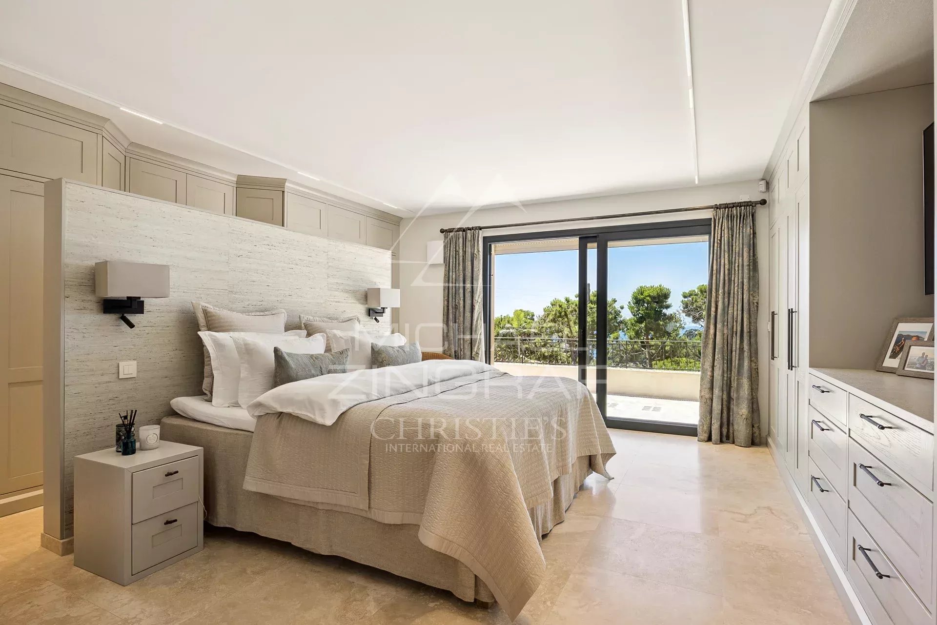 Höhenlagen von Cannes - Komplettrenovierte Villa mit Meer - und Bergblick