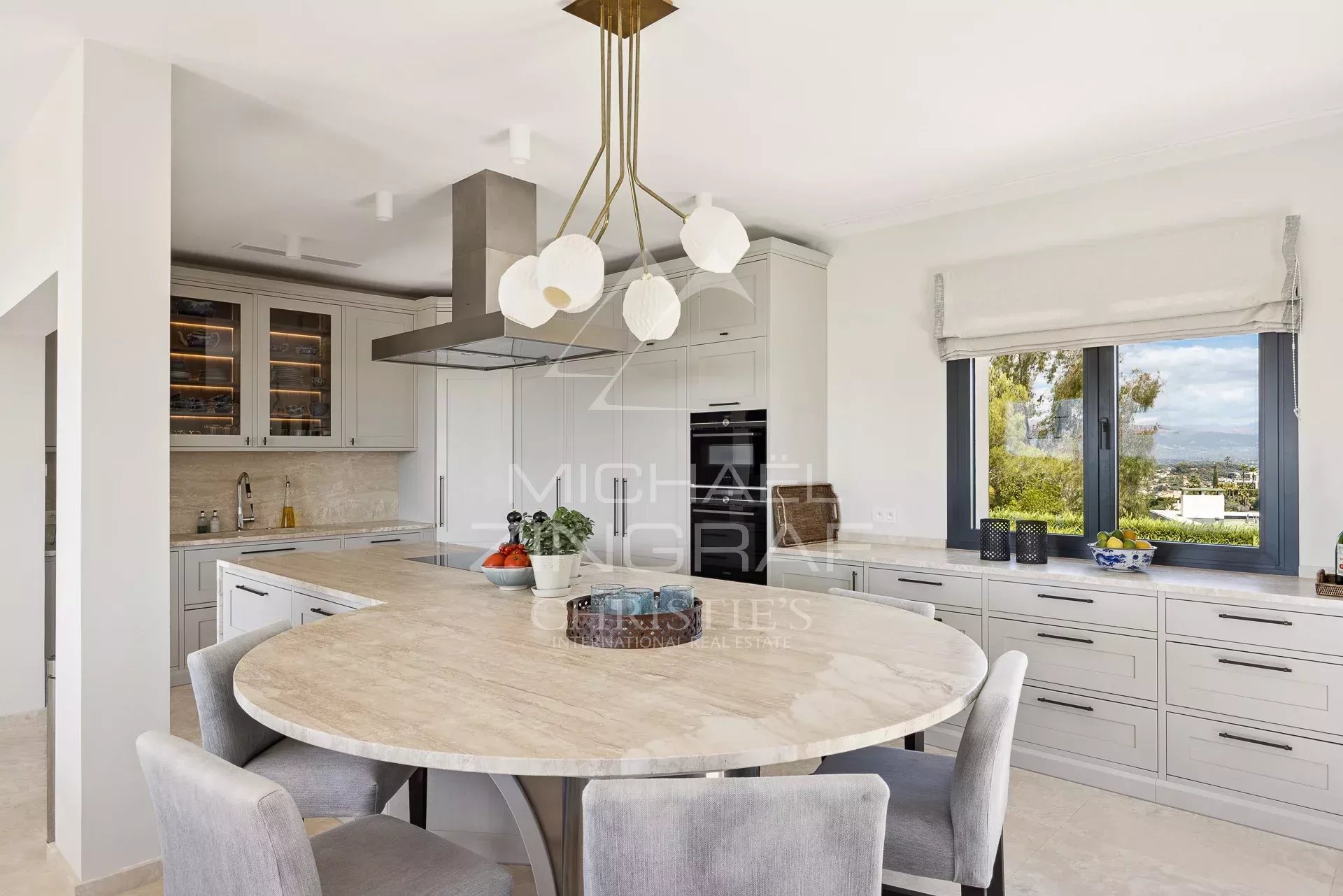 Höhenlagen von Cannes - Komplettrenovierte Villa mit Meer - und Bergblick