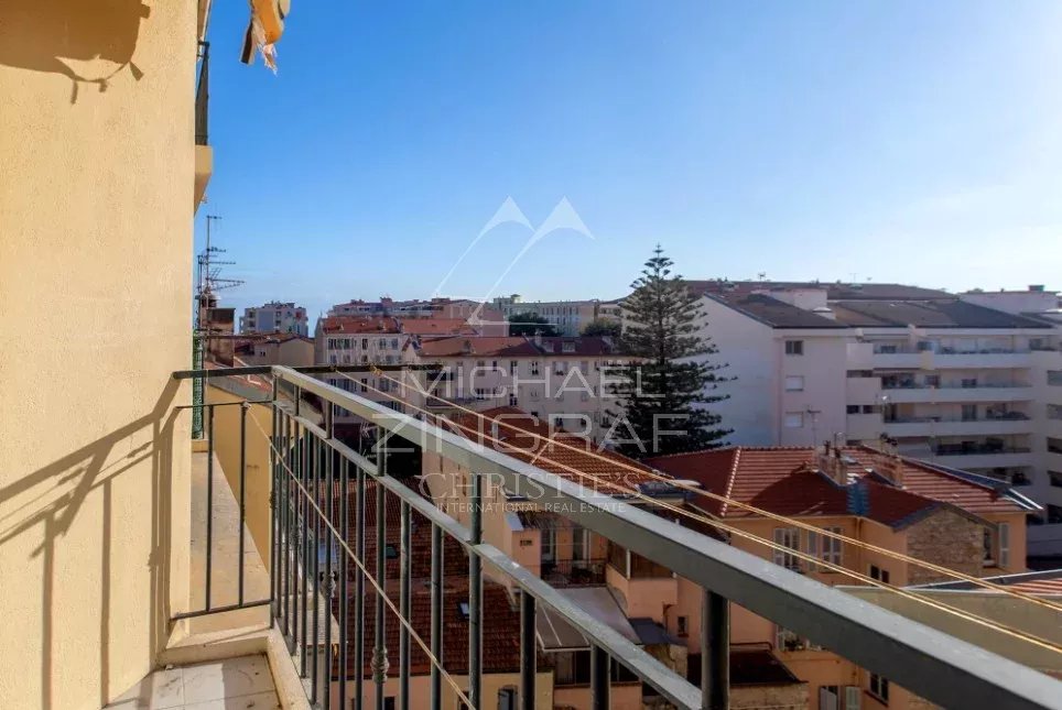 Apartment in need of refurbishment - 3 rooms - 104 m² - Town centre near the sea