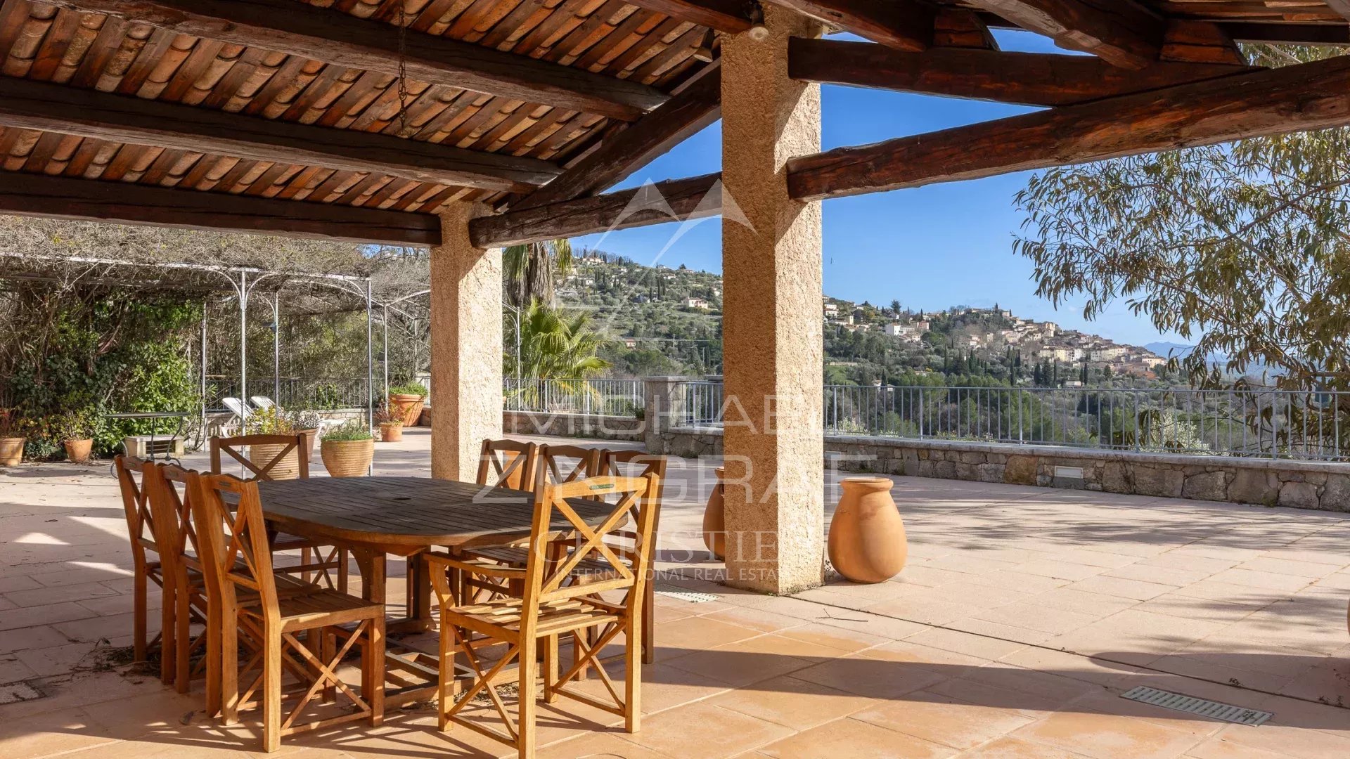 Charmante Villa mit Panoramablick in einem begehrten privaten Domaine