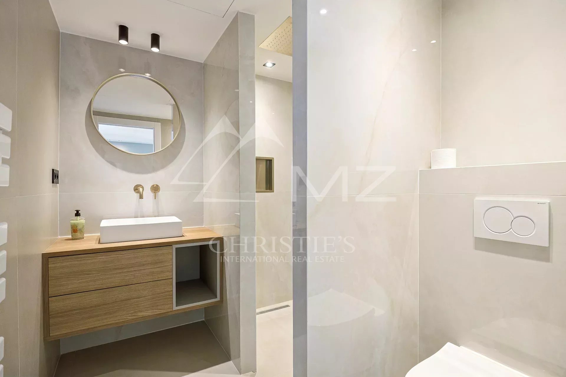 Discover this exceptional property located on the hills of residential Cannet