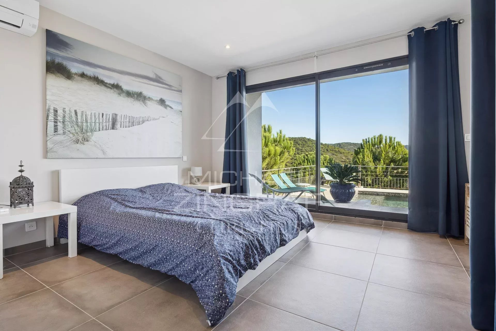 CONTEMPORARY PROPERTY IN THE HEART OF A PRIVATE ESTATE